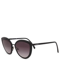 CHANEL mattschwarze CAT-EYE-Sonnenbrille mit Verlaufsgläsern 4222