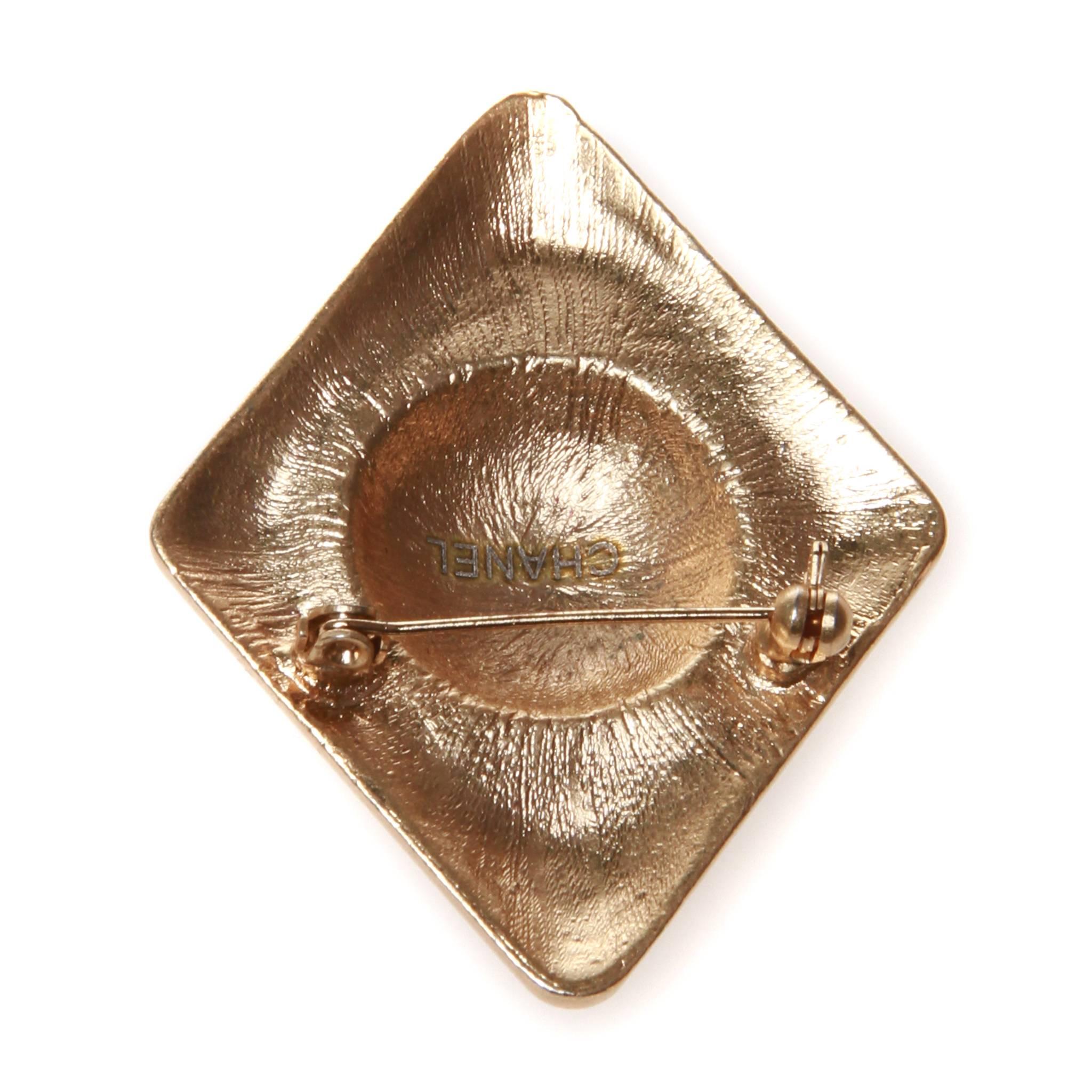 Diamond shaped Chanel brooch featuring a simple CC centred design in bright but matte gold-tone metal. 

roll needle at back

no box