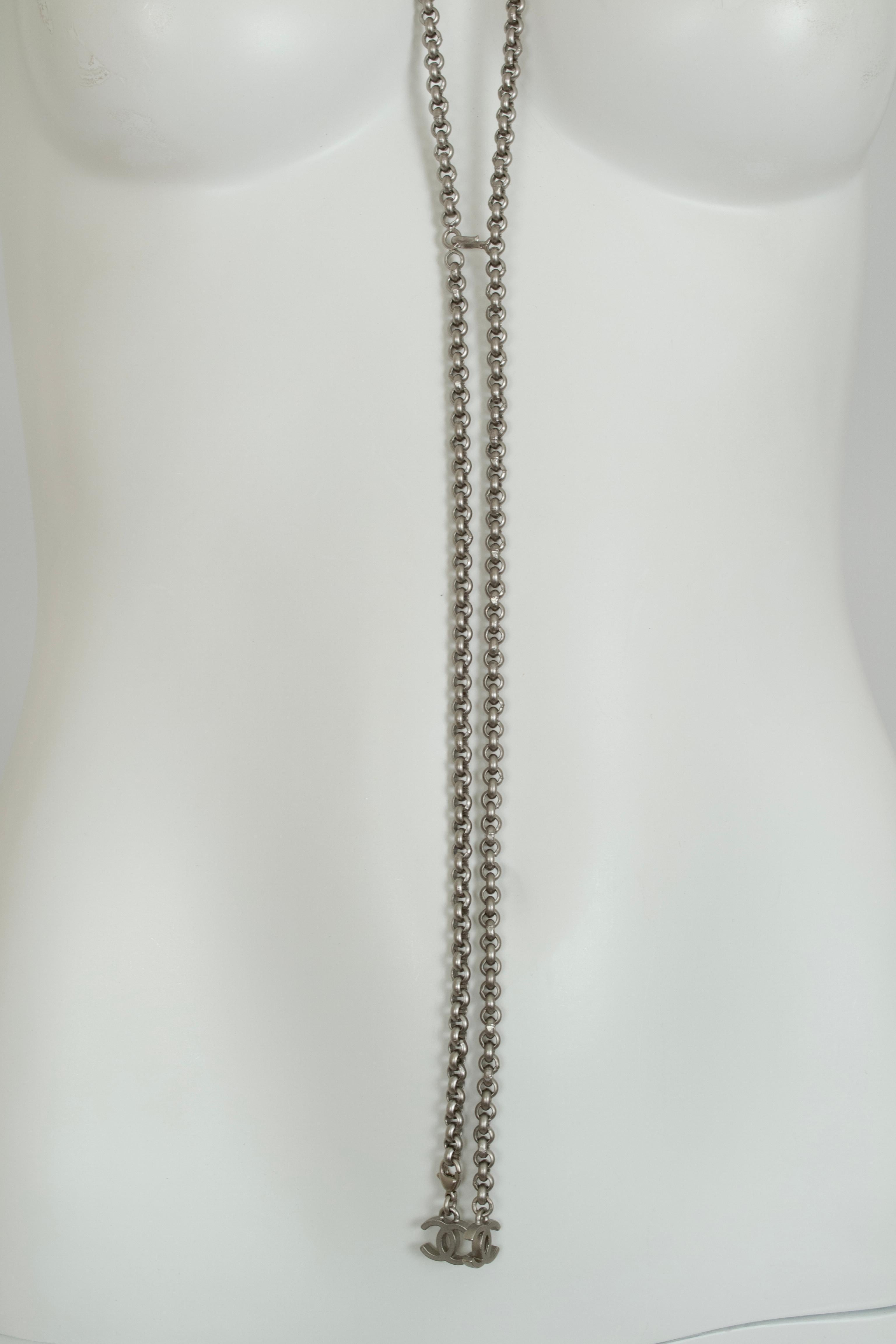 Cintura a catena convertibile Chanel in argento opaco con charm CC rimovibile - 51