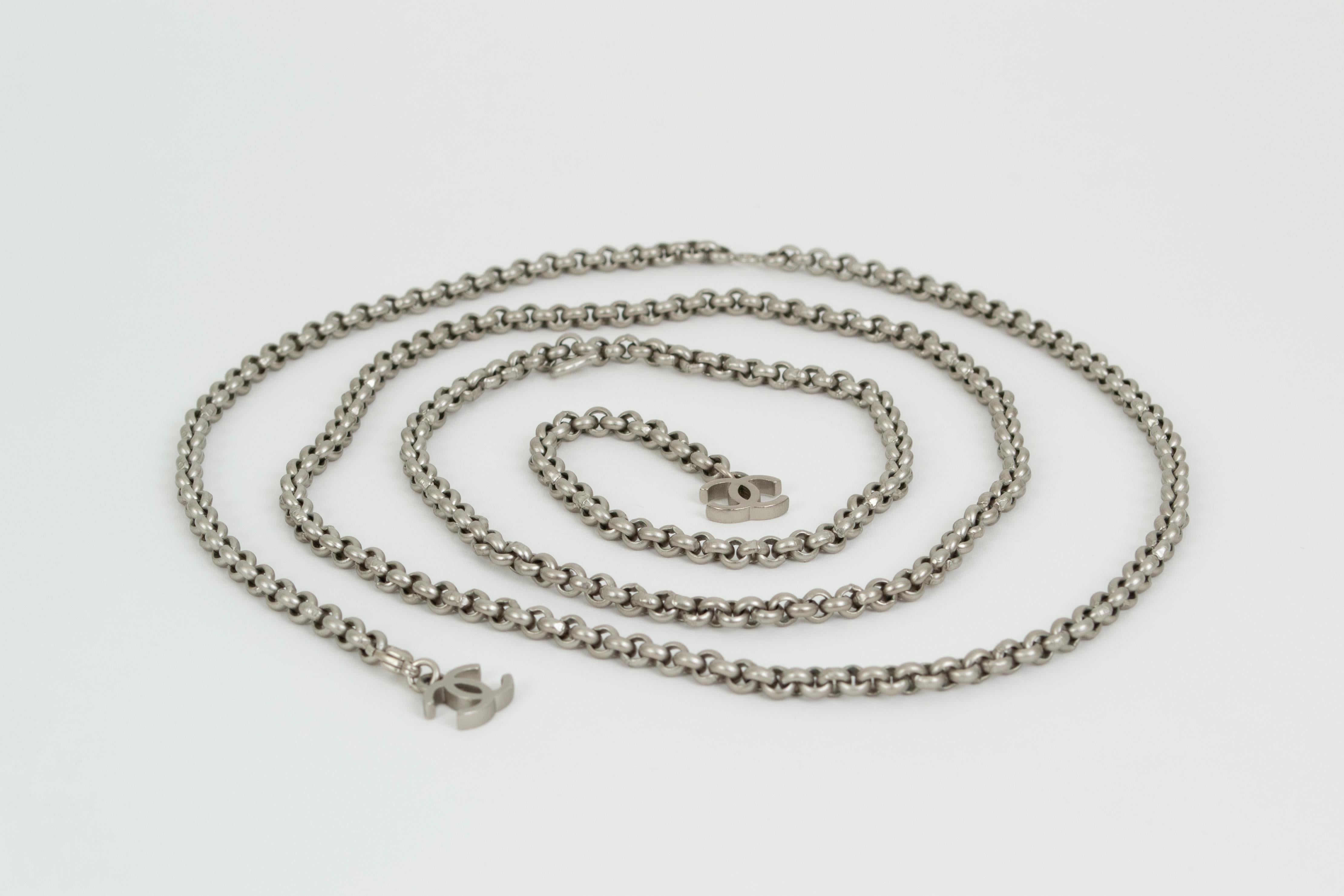 Cintura a catena convertibile Chanel in argento opaco con charm CC rimovibile - 51