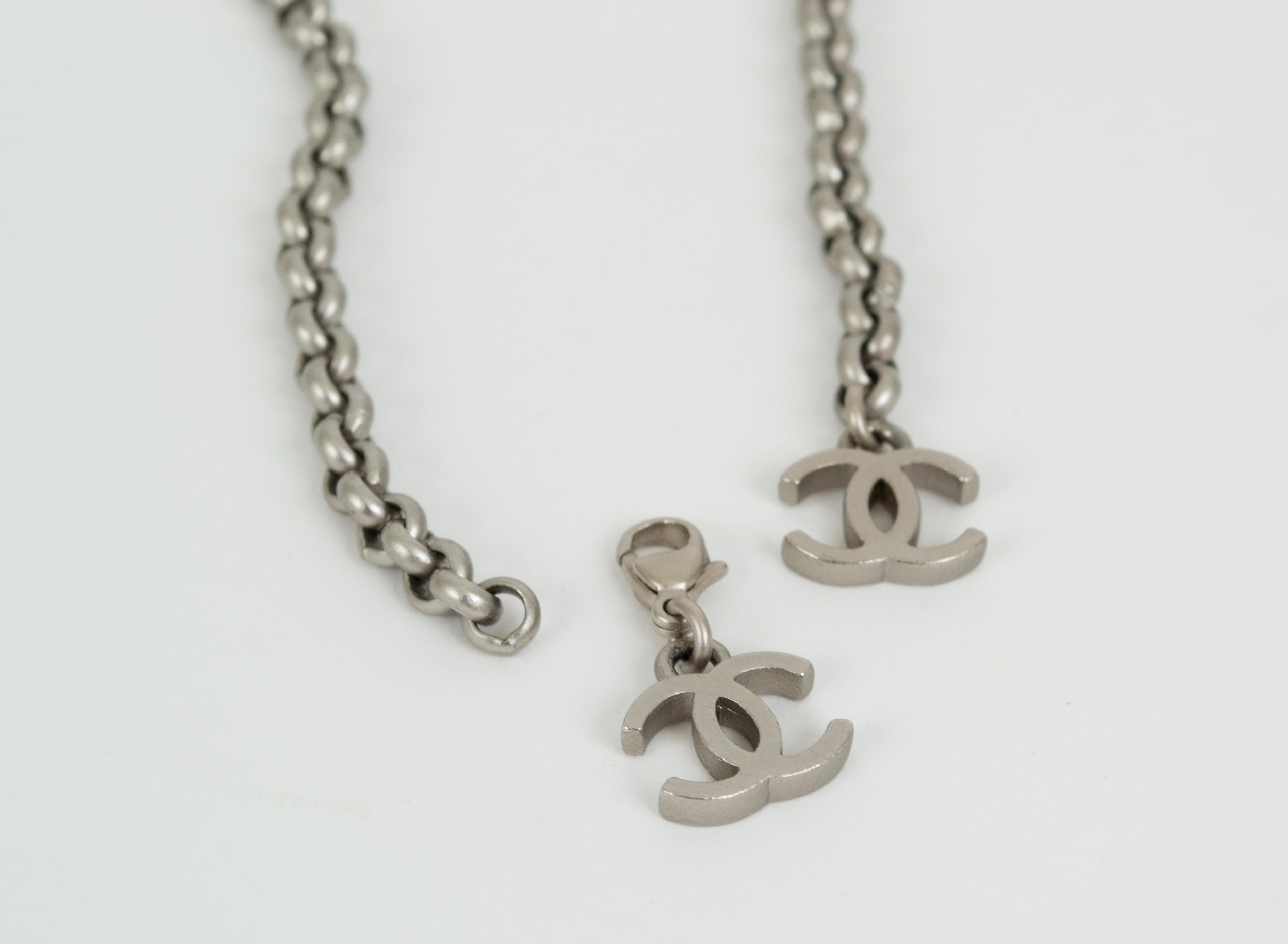 Cintura a catena convertibile Chanel in argento opaco con charm CC rimovibile - 51