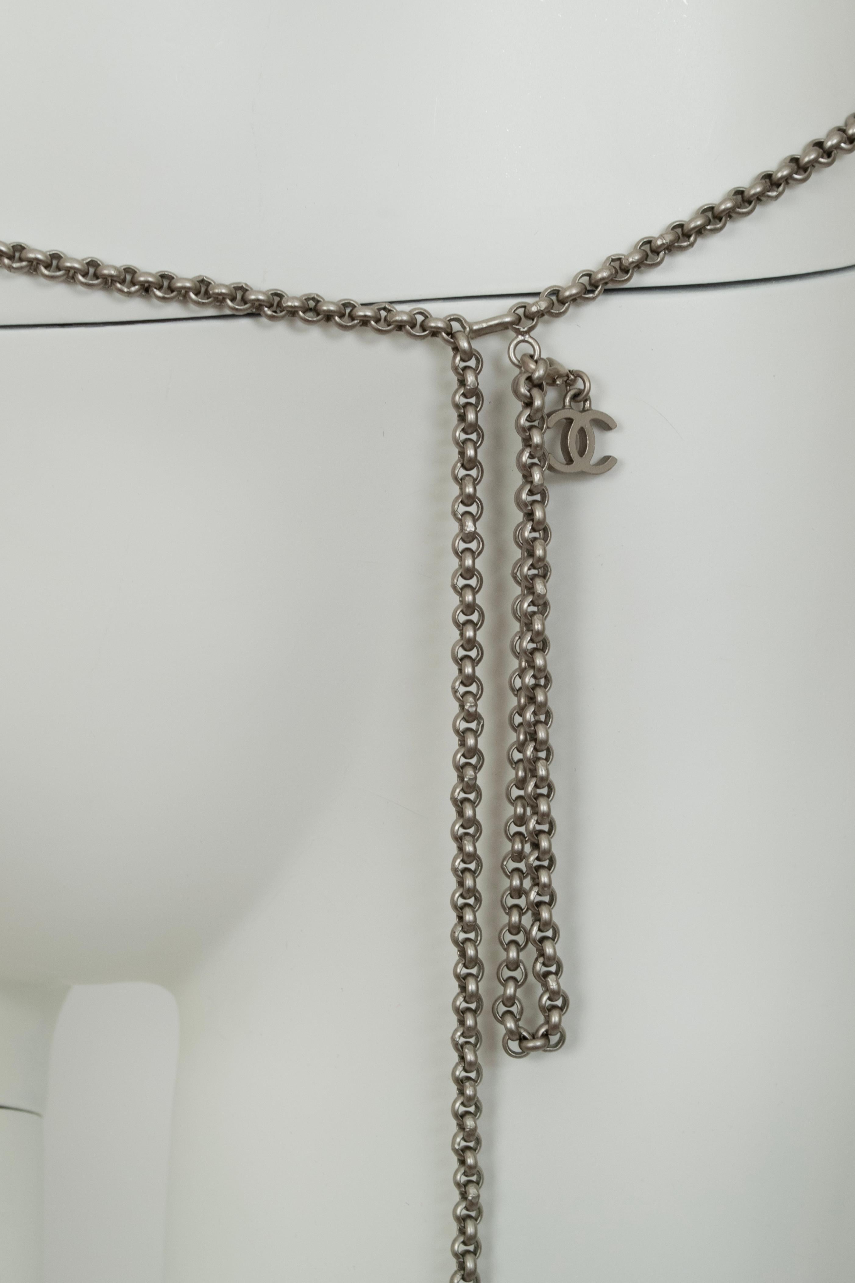 Cintura a catena convertibile Chanel in argento opaco con charm CC rimovibile - 51