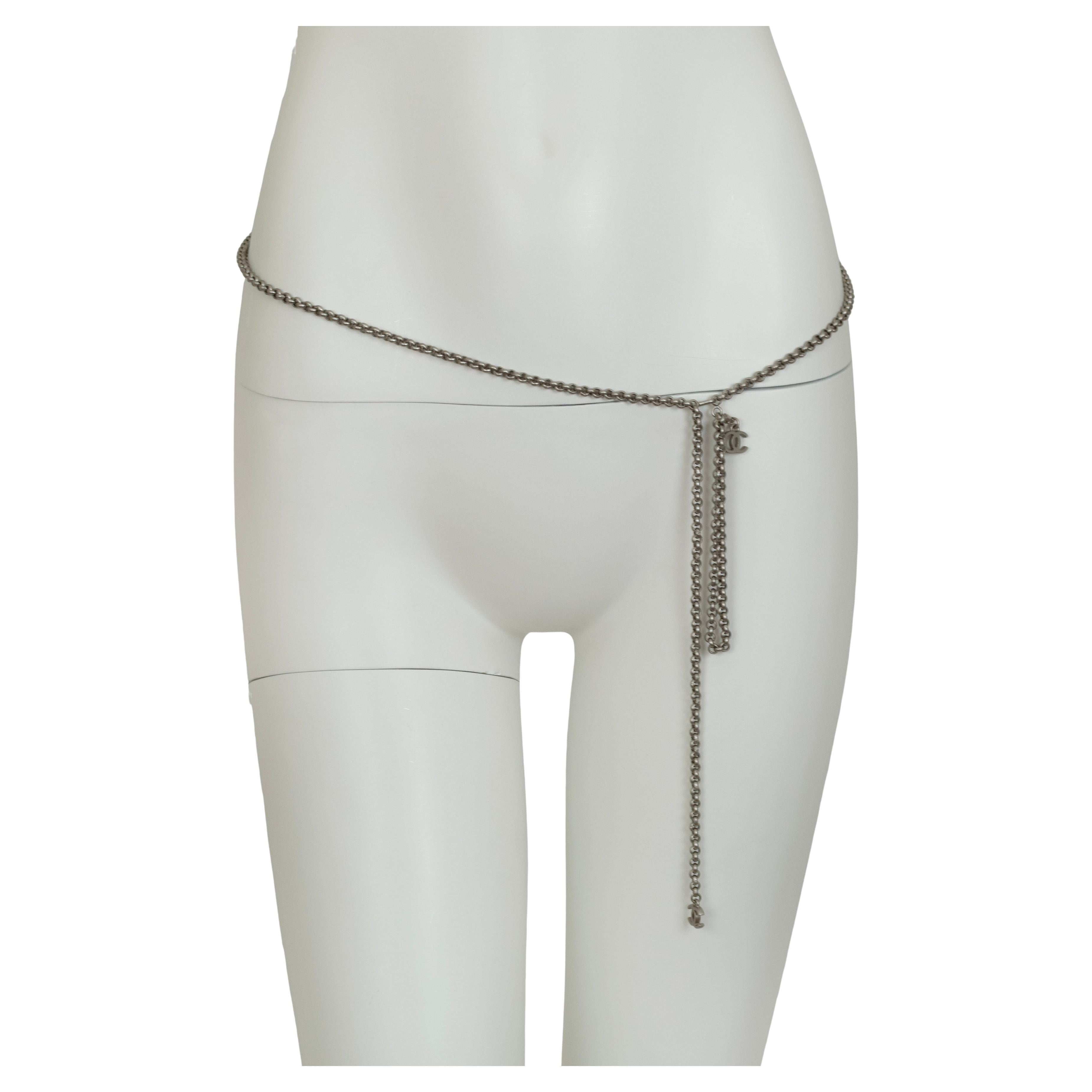 Cintura a catena convertibile Chanel in argento opaco con charm CC rimovibile - 51", 21° C.