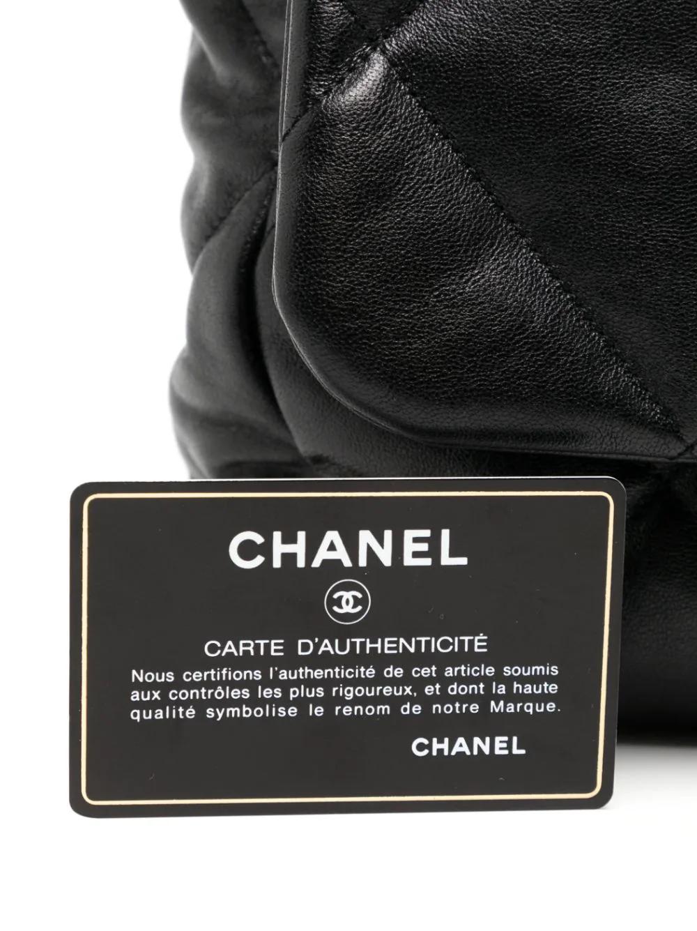 Chanel Maxi 19 Klappentasche  im Zustand „Hervorragend“ in London, GB