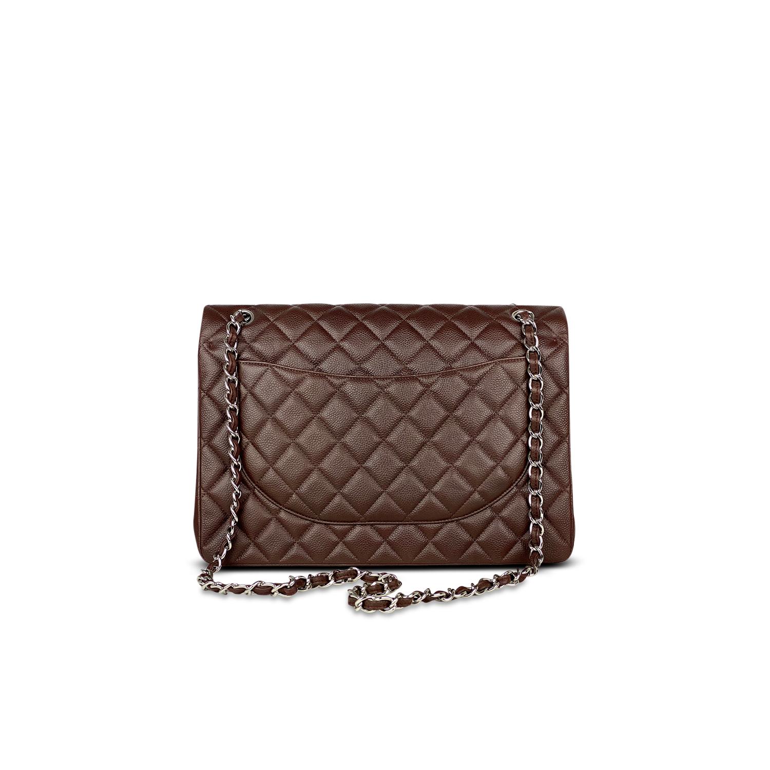 Brown quilted caviar skin Chanel Maxi Classic/Timeless Double Flap bag with

– Silver-tone hardware
– Convertible chain-link and leather shoulder strap
– Tonal leather lining
– Single patch pocket at back
– Single zip pocket at flap underside, three