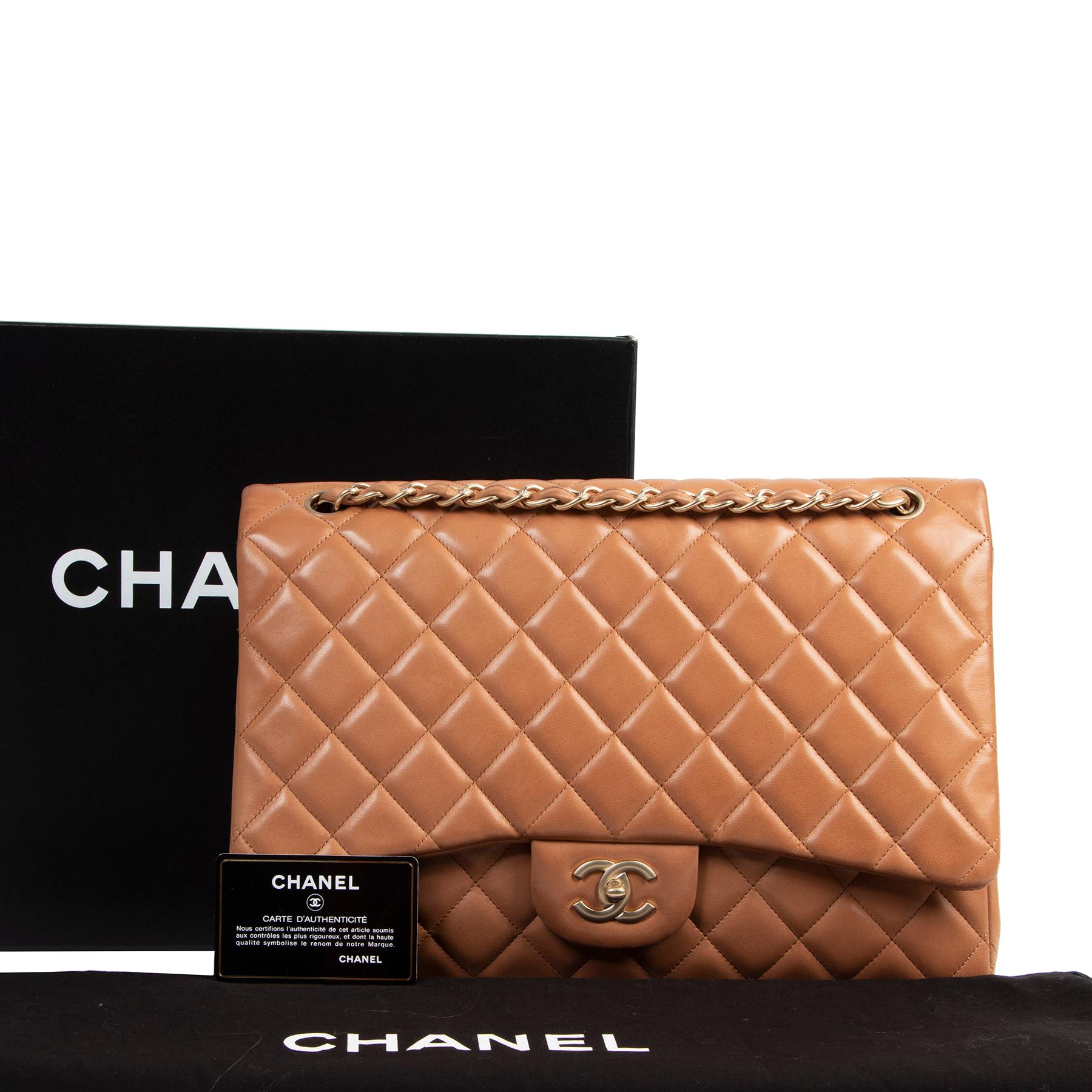 Chanel Maxi Camel Lambskin Single Classic Flap Bag  In Good Condition For Sale In Antwerp, BE