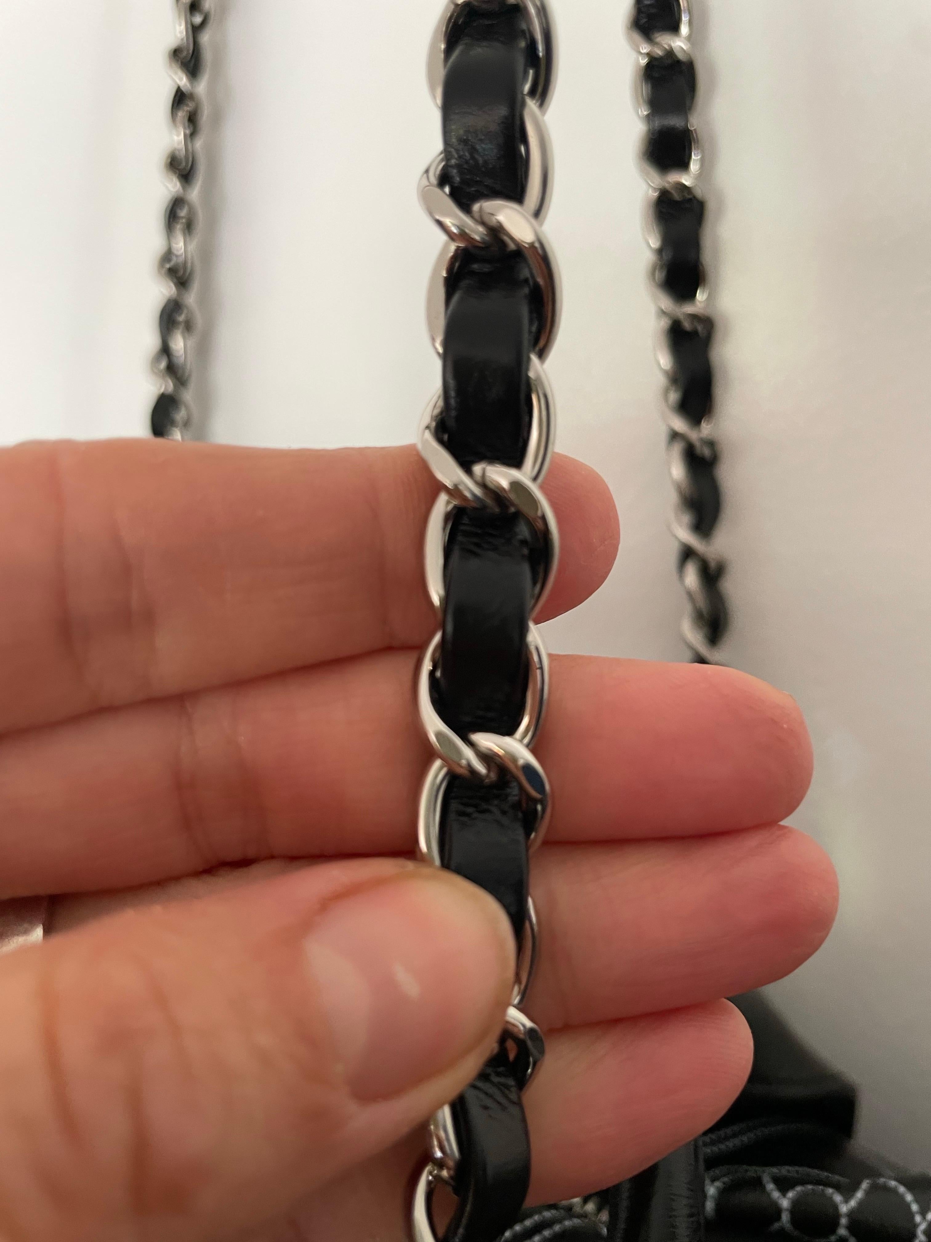 CHANEL Sac Maxi camélia CC avec logo en vente 5