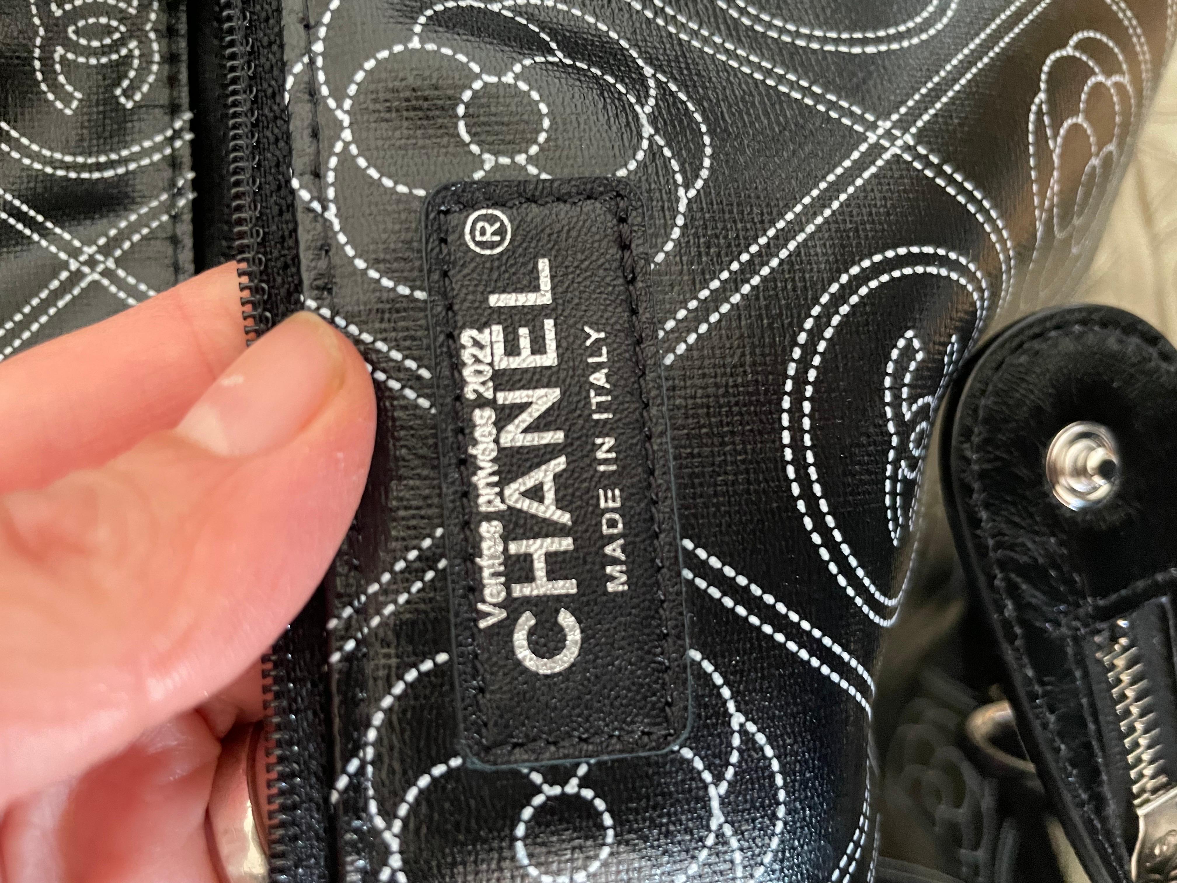 CHANEL Sac Maxi camélia CC avec logo en vente 6