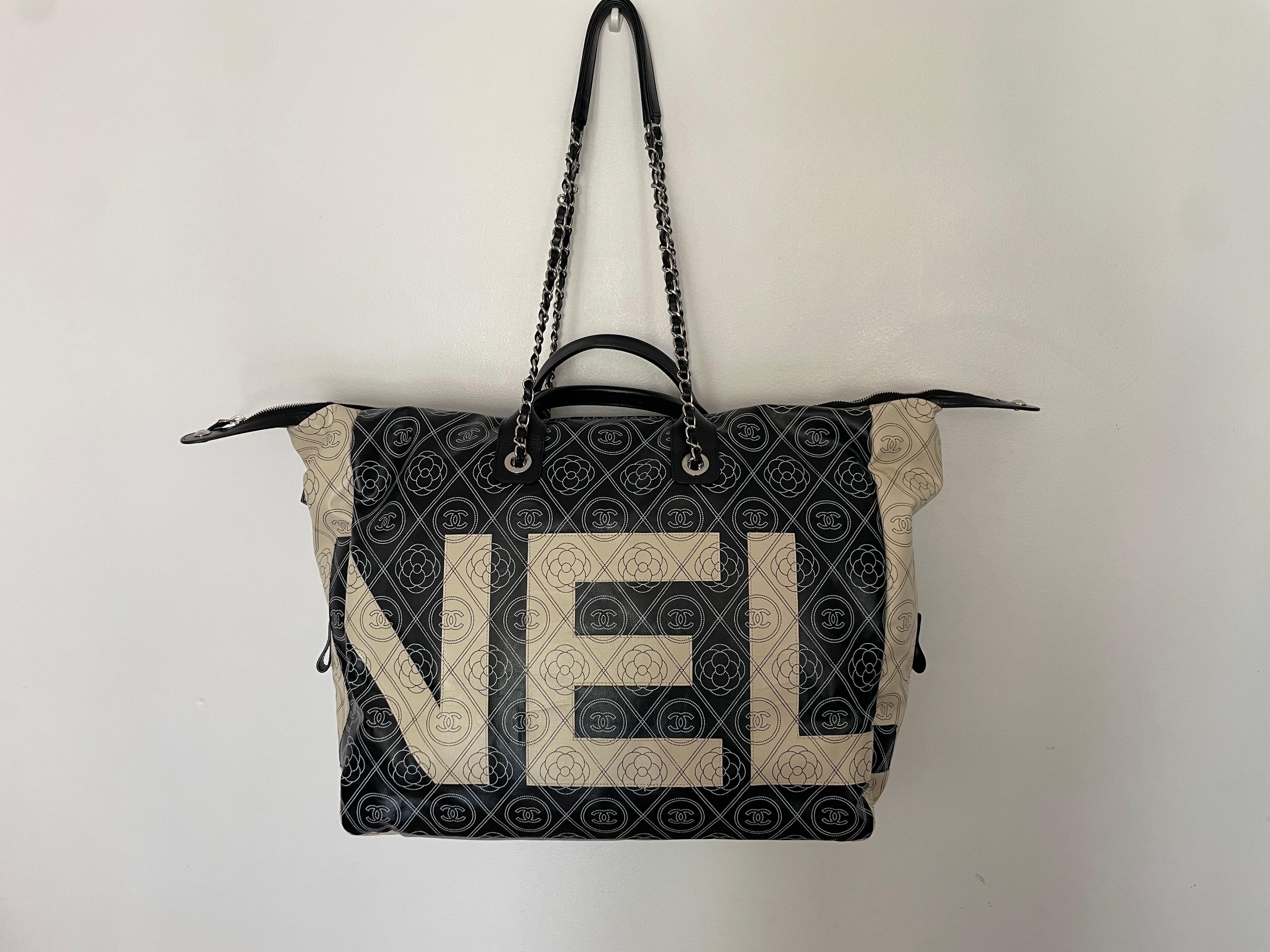 Magnifique sac à main Maxi ou sac de voyage. Monogrammes des logos CC et Camélia. En excellent état. Porté une fois. Dimensions 40x35,5x13,5cm. Petites poignées pour le portage à la main et grandes poignées en chaîne pour le portage sur les