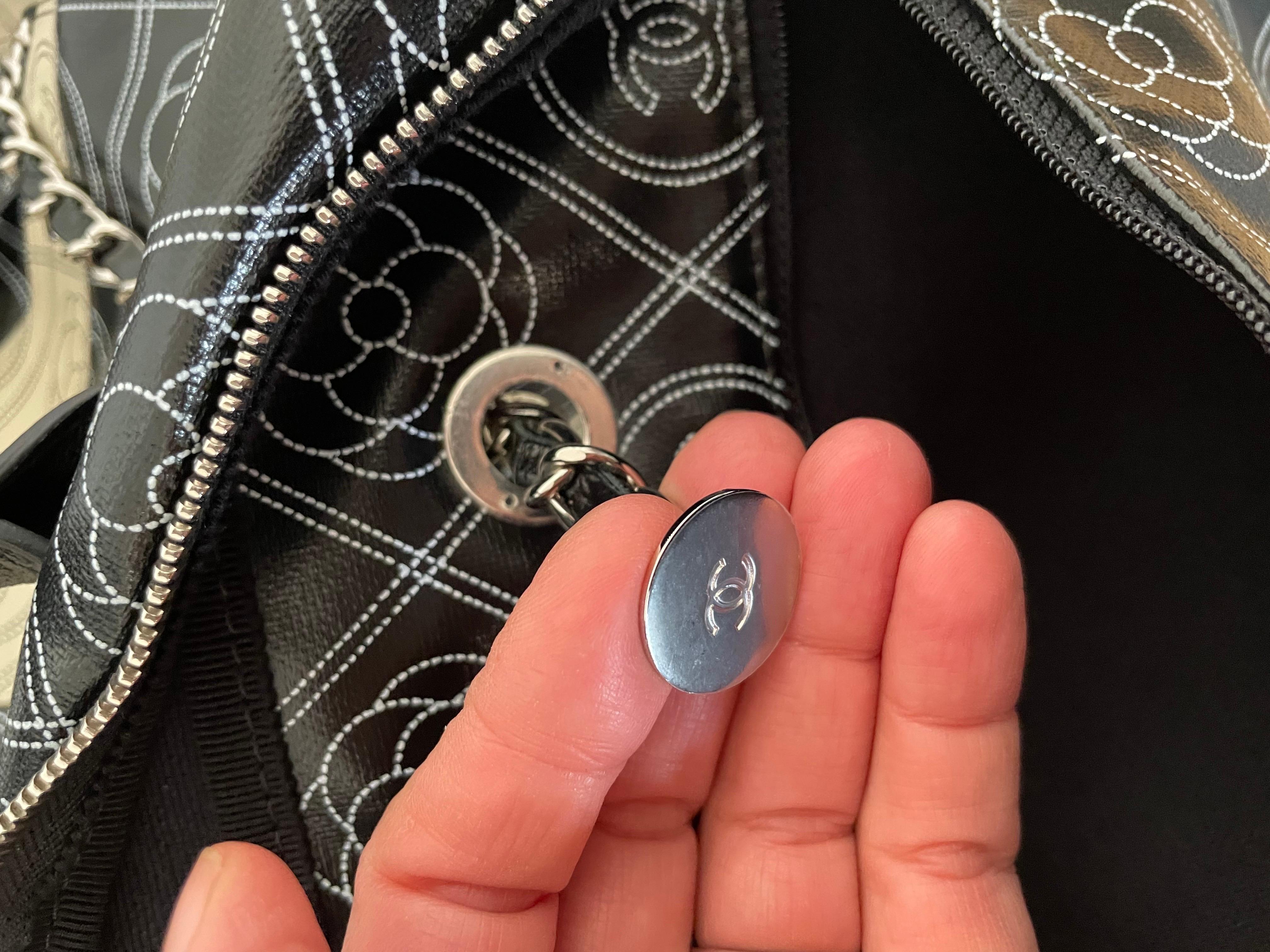 Noir CHANEL Sac Maxi camélia CC avec logo en vente