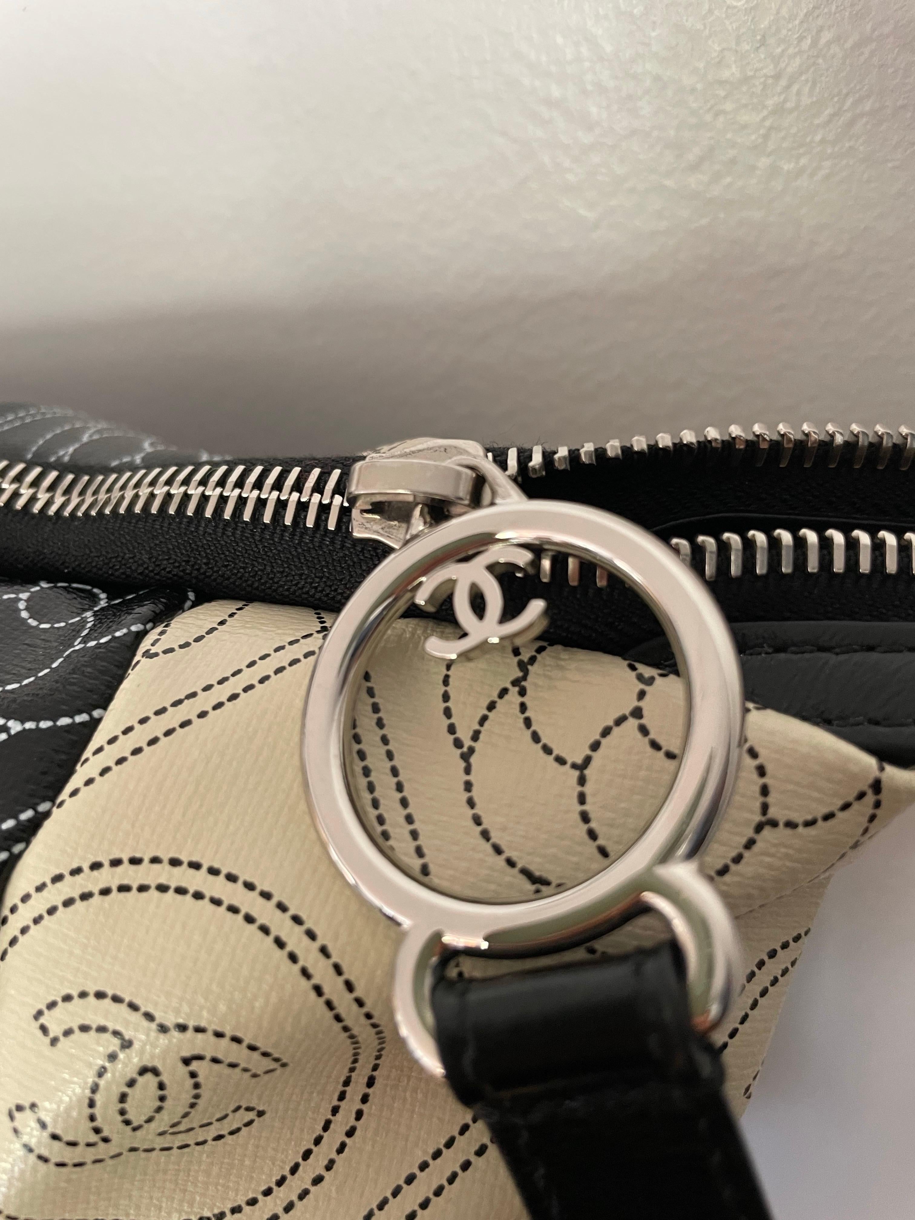 CHANEL Sac Maxi camélia CC avec logo Excellent état - En vente à CACHAN, FR