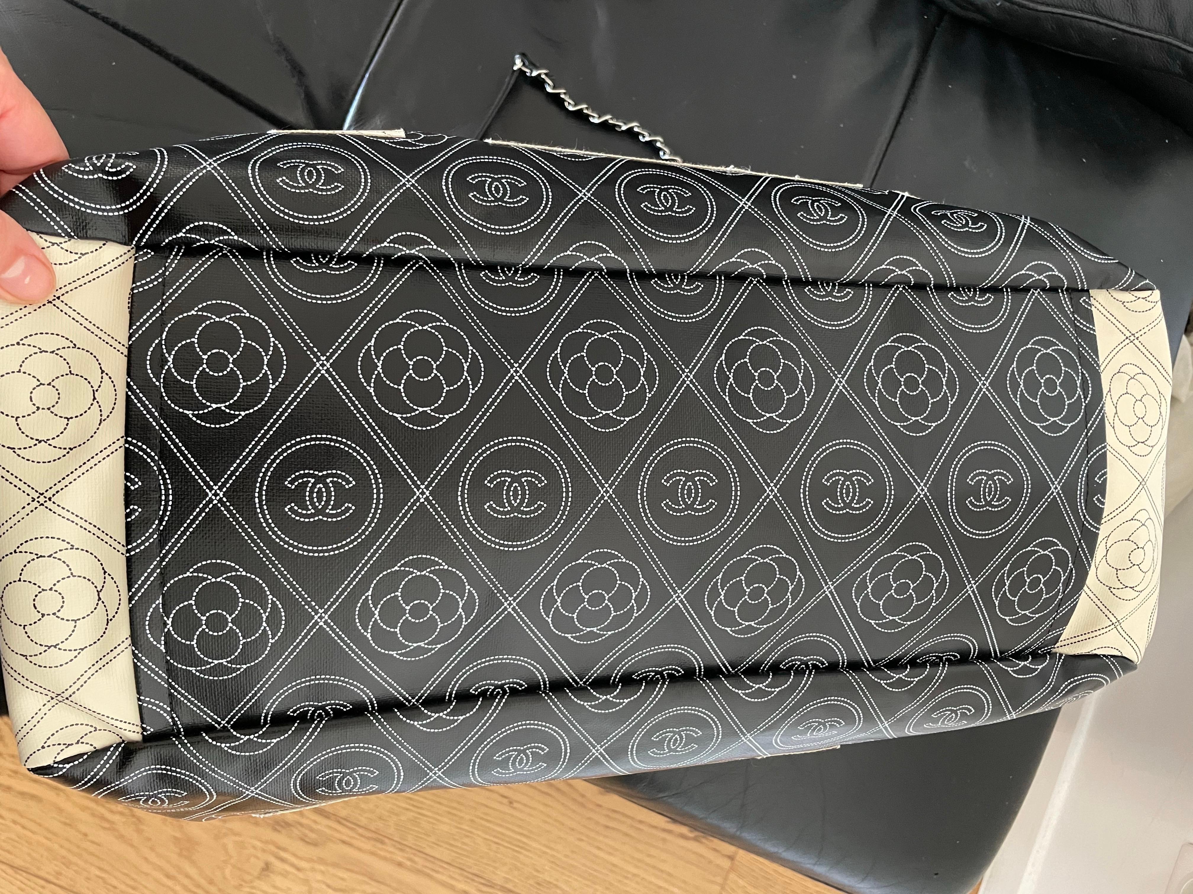 CHANEL Sac Maxi camélia CC avec logo en vente 1