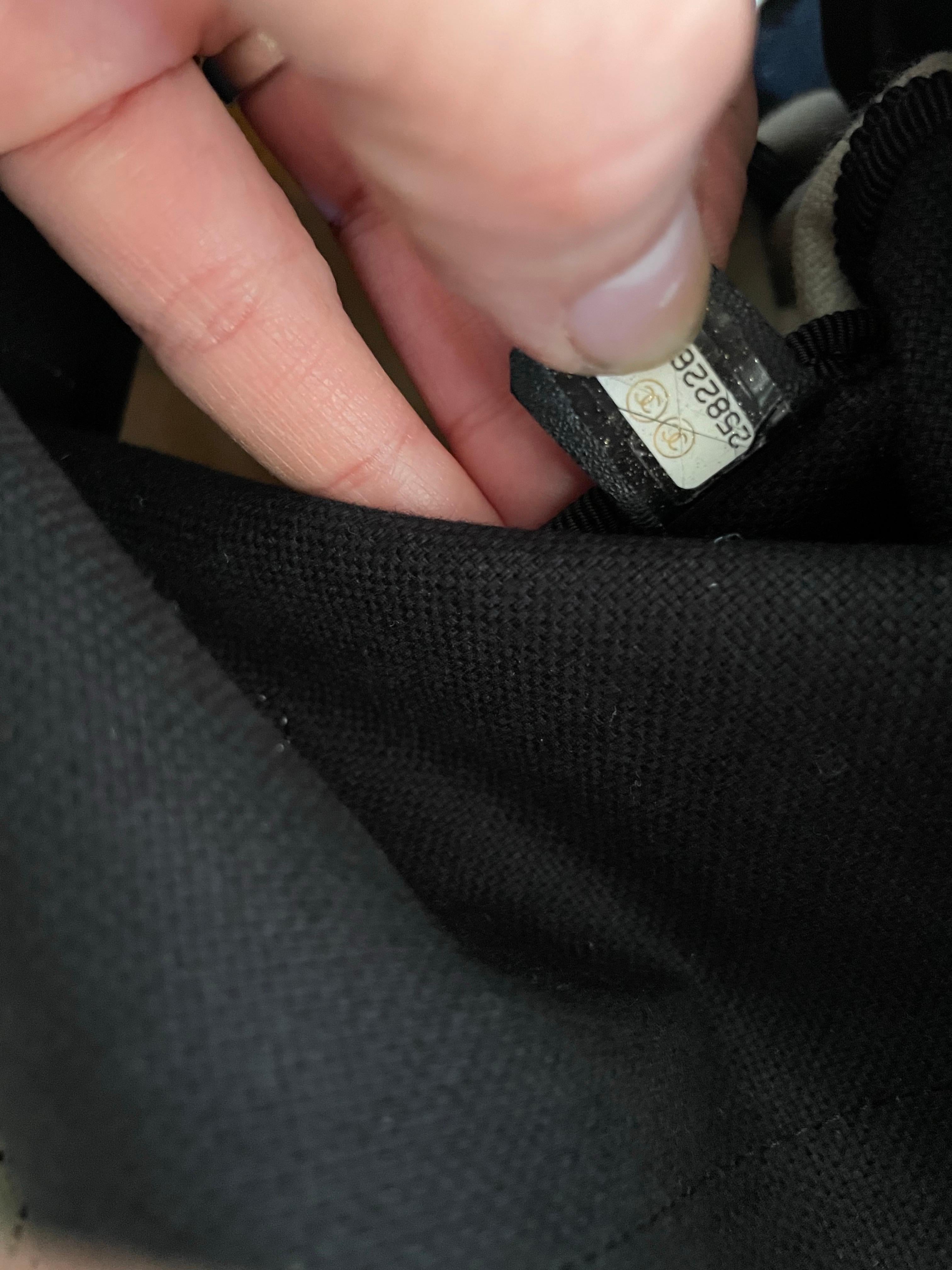 CHANEL Sac Maxi camélia CC avec logo en vente 2