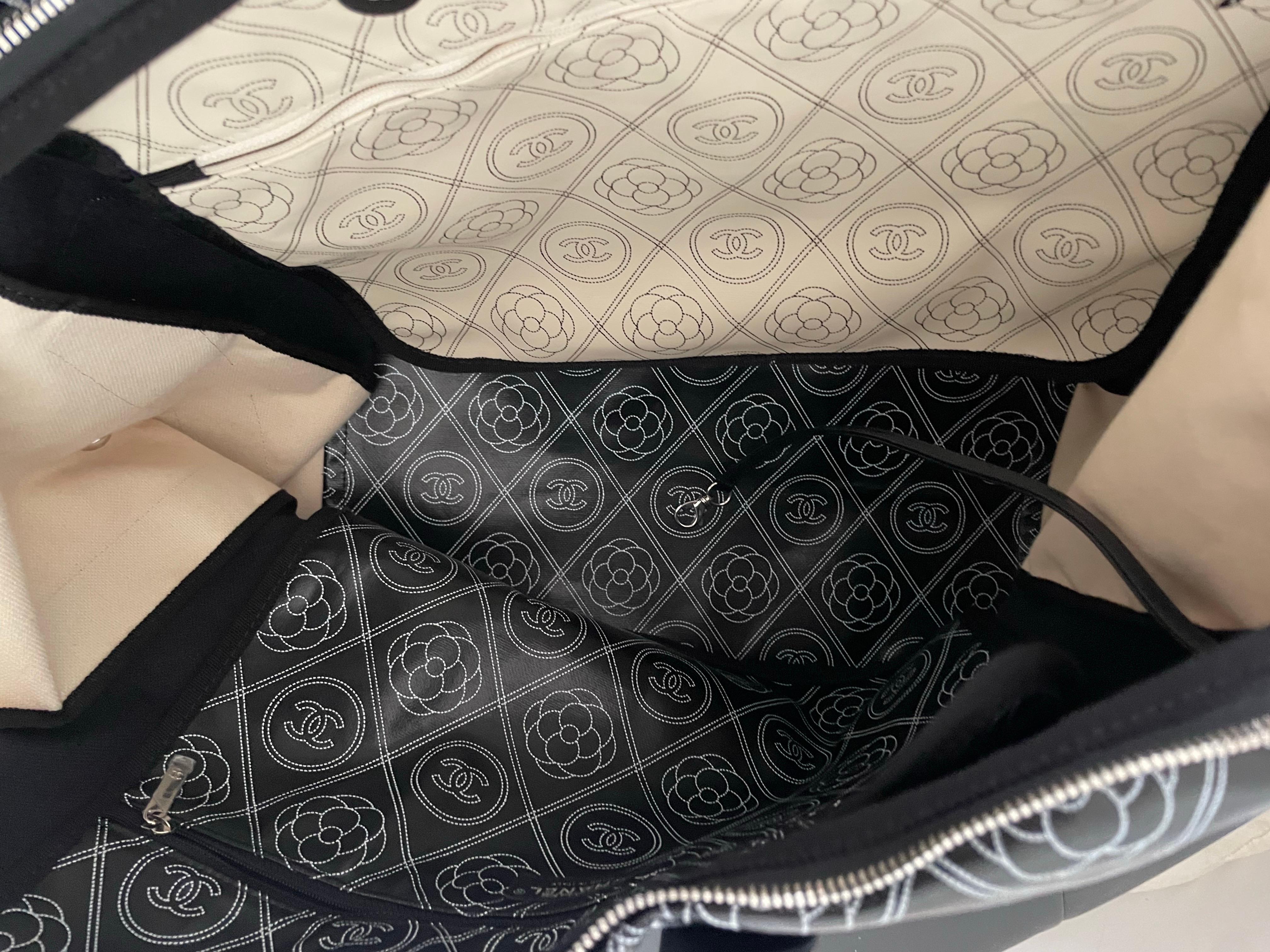 CHANEL Sac Maxi camélia CC avec logo en vente 3