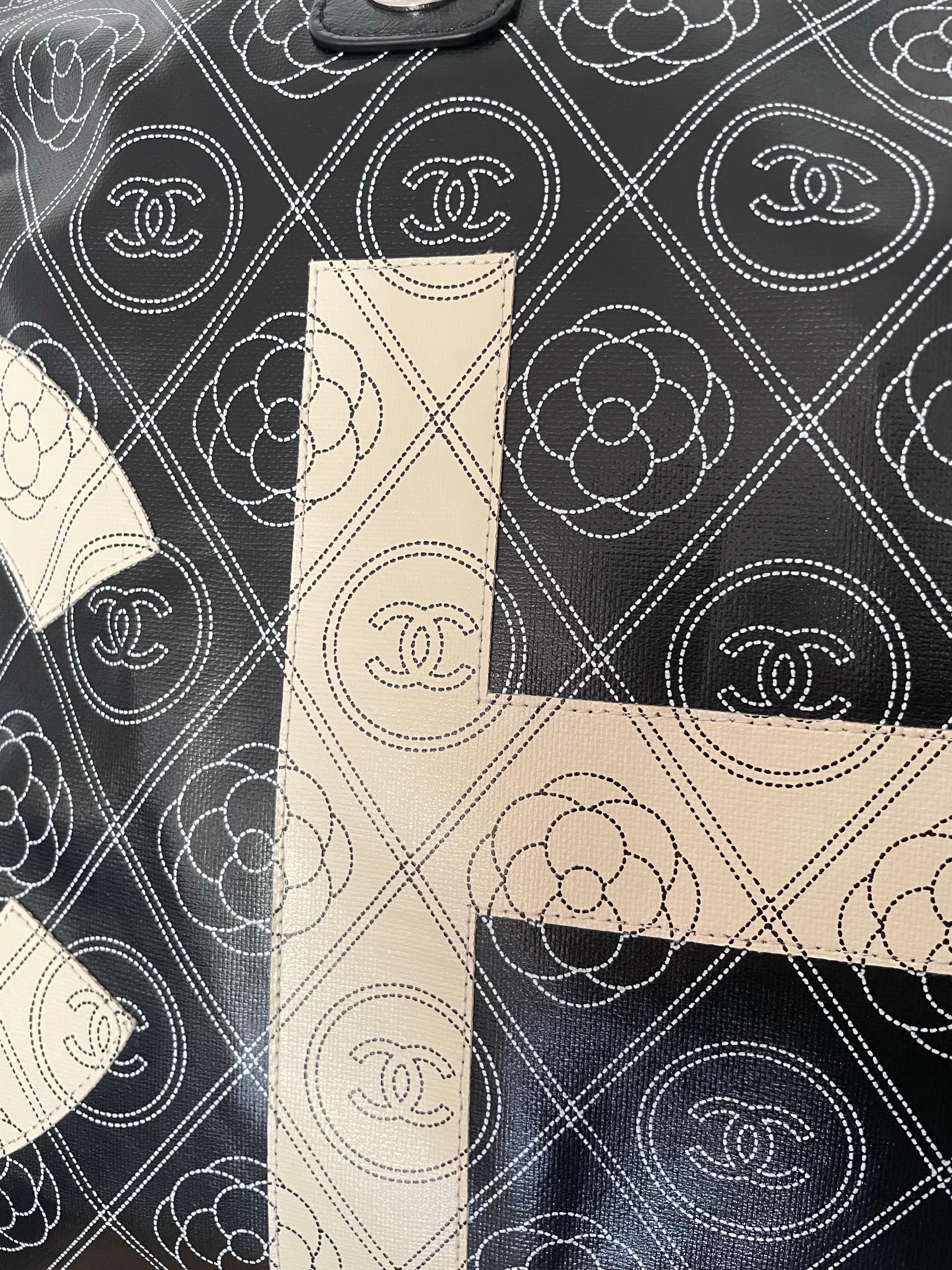 CHANEL Sac Maxi camélia CC avec logo en vente 4