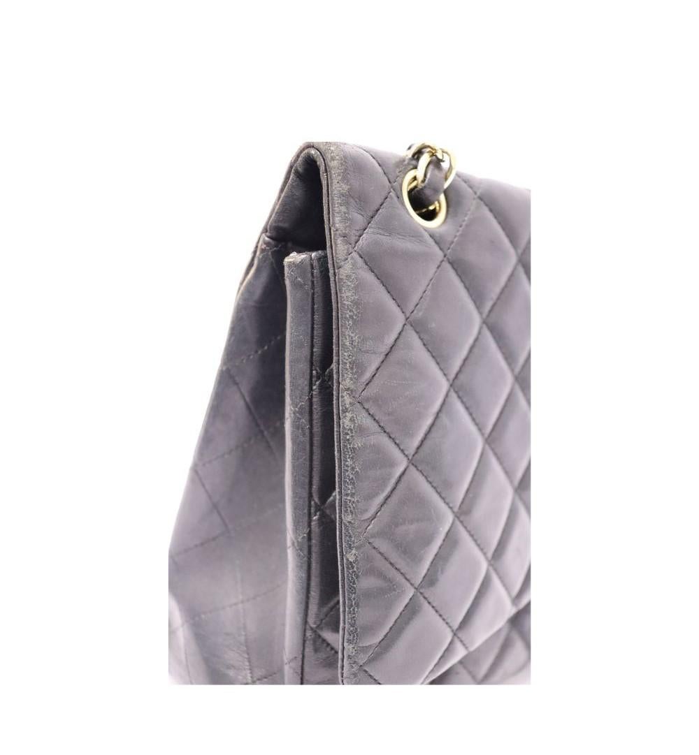 Le sac Chanel Maxi Classic à simple rabat présente un motif matelassé, le logo iconique CC sur le devant, une bandoulière réglable et deux poches intérieures.

MATERIAL : Cuir.
Quincaillerie : Or.
Hauteur : 23,5 cm
Largeur : 33cm
Profondeur :