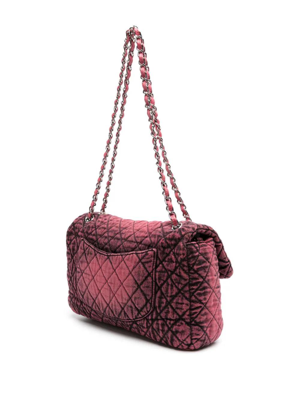 Le sac à rabat de Chanel a marqué la libération de la mode : c'était le premier sac fabriqué avec une bandoulière, libérant les clientes des contraintes de la pochette peu pratique.

Fabriqué de manière experte à partir des matériaux les plus fins,