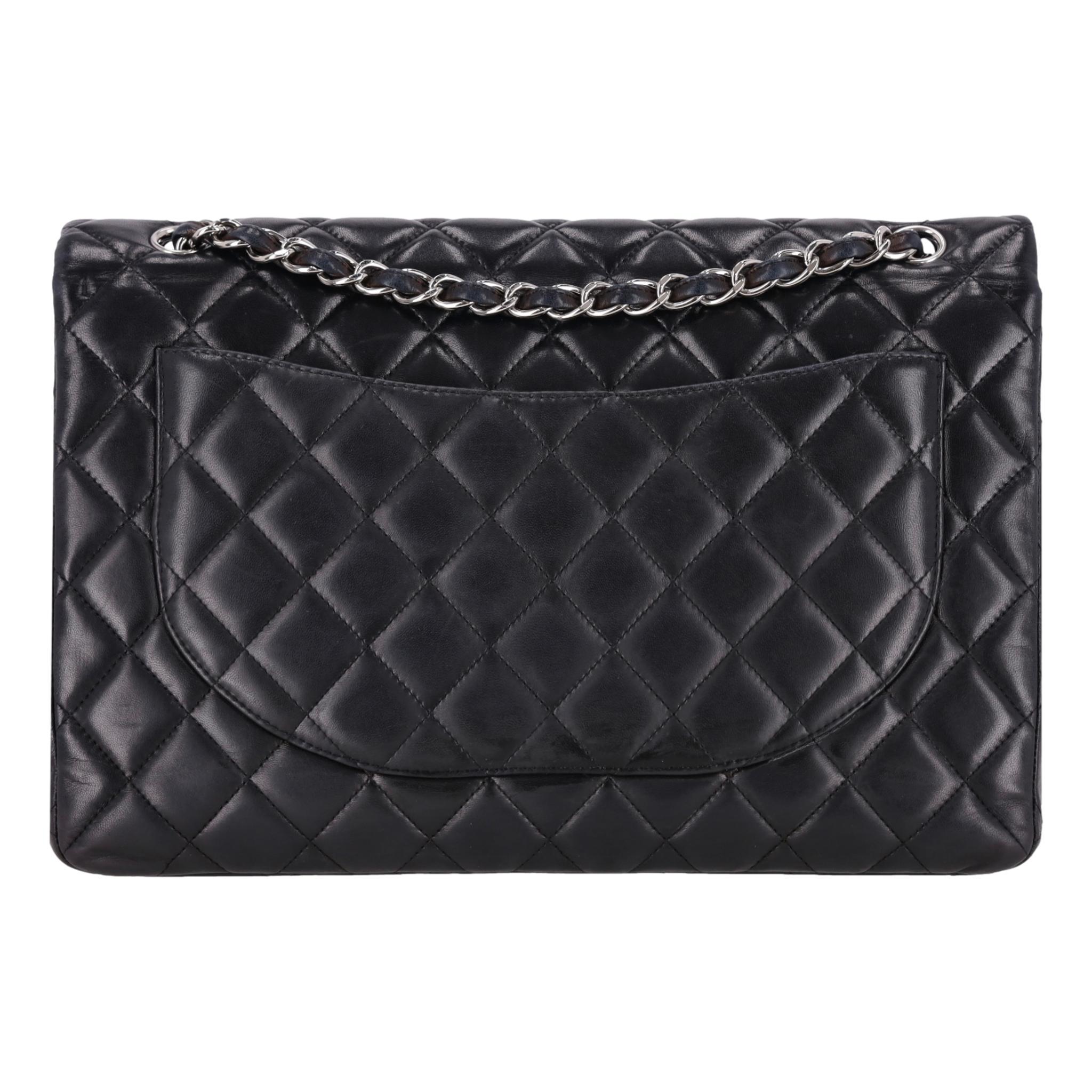 Schmuckstück - Chanel Maxi Diamond Stepptasche aus Lammfell Timeless Flap Bag

Schwarze, ikonische Handtasche aus rautenförmig gestepptem, weichem Lammleder mit silbernen Beschlägen.

Mit Frontklappe und charakteristischem