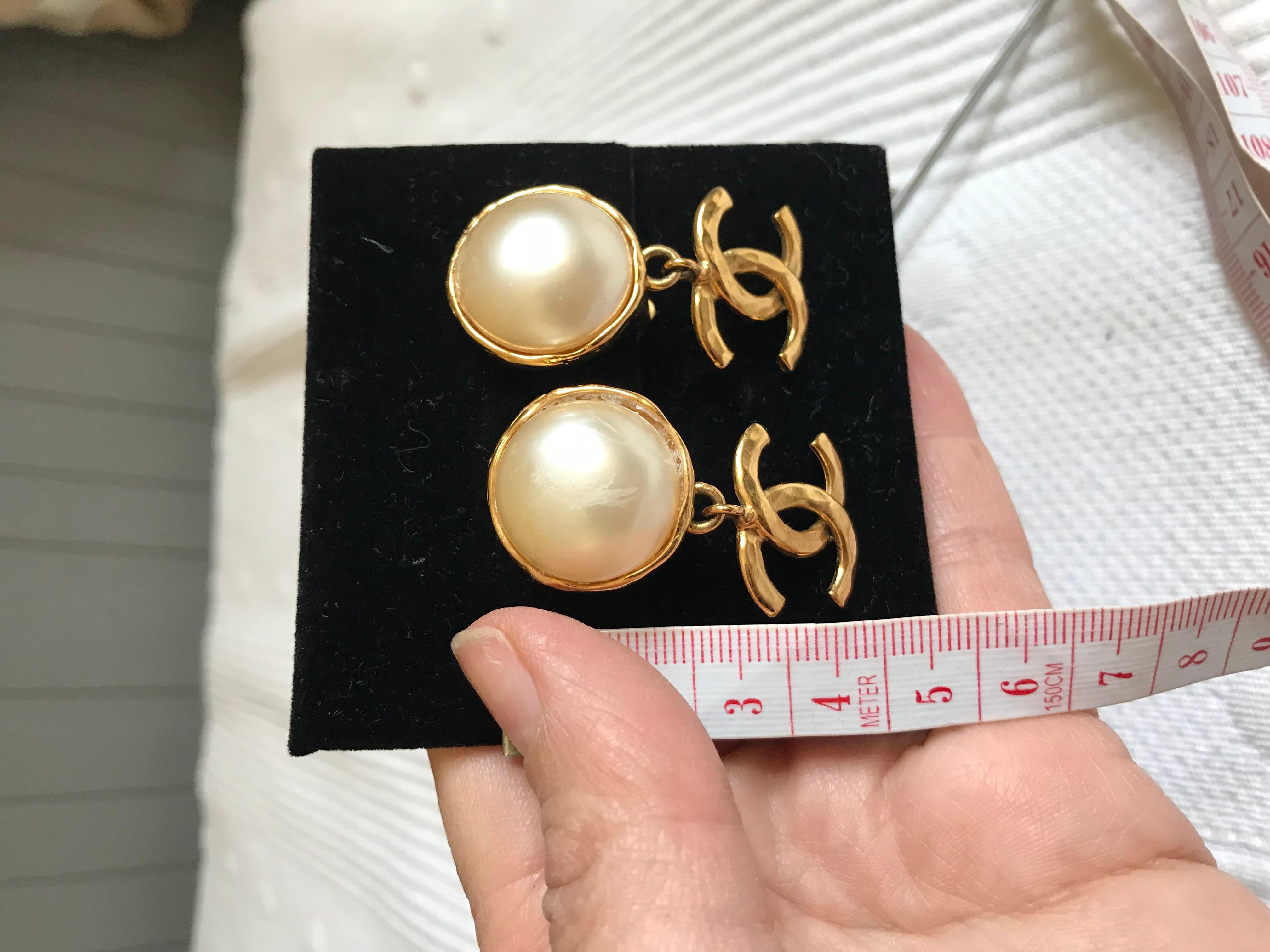 CHANEL Maxi pendientes logo CC PEARL en venta 1