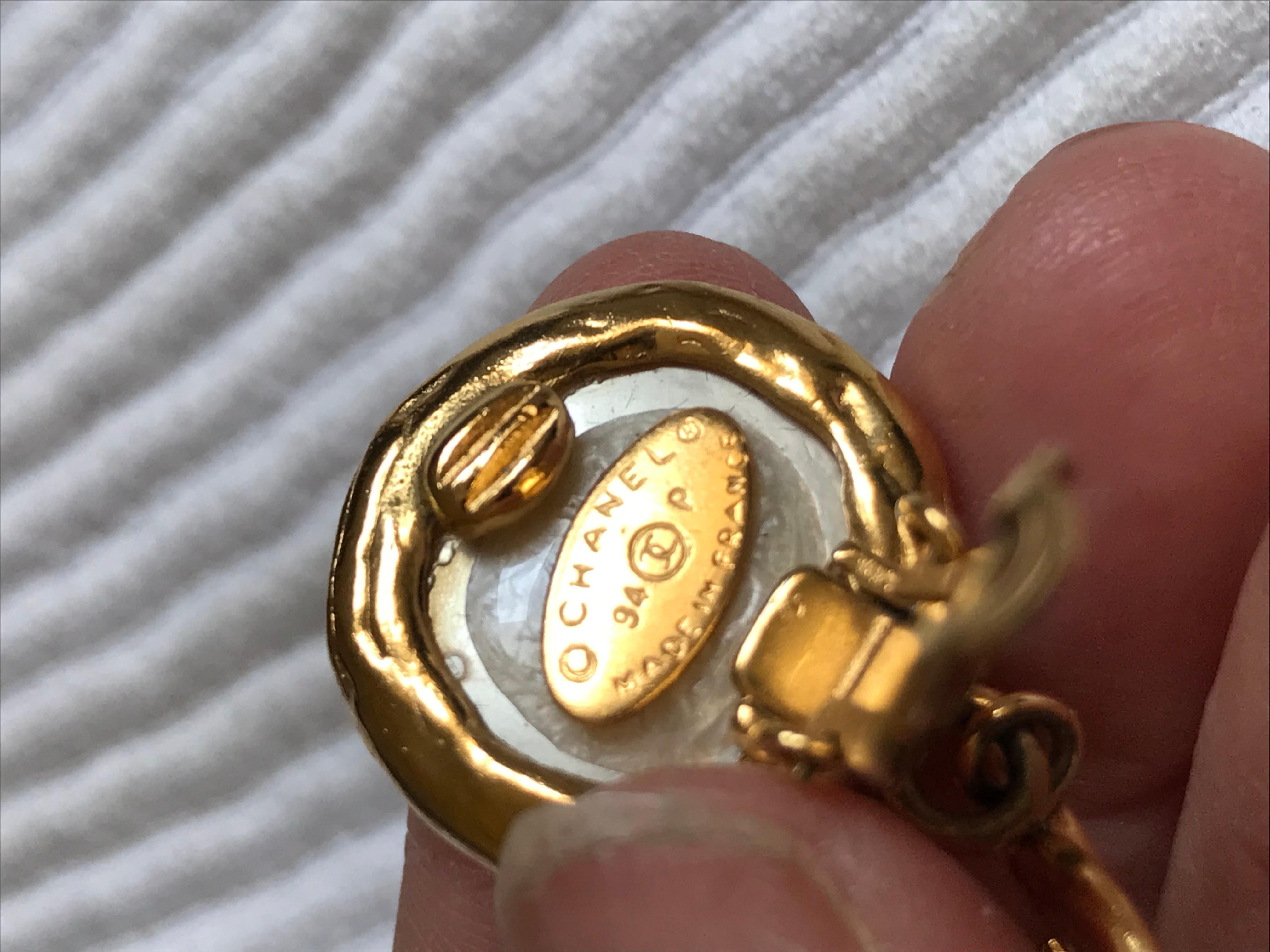 CHANEL Maxi pendientes logo CC PEARL en venta 2