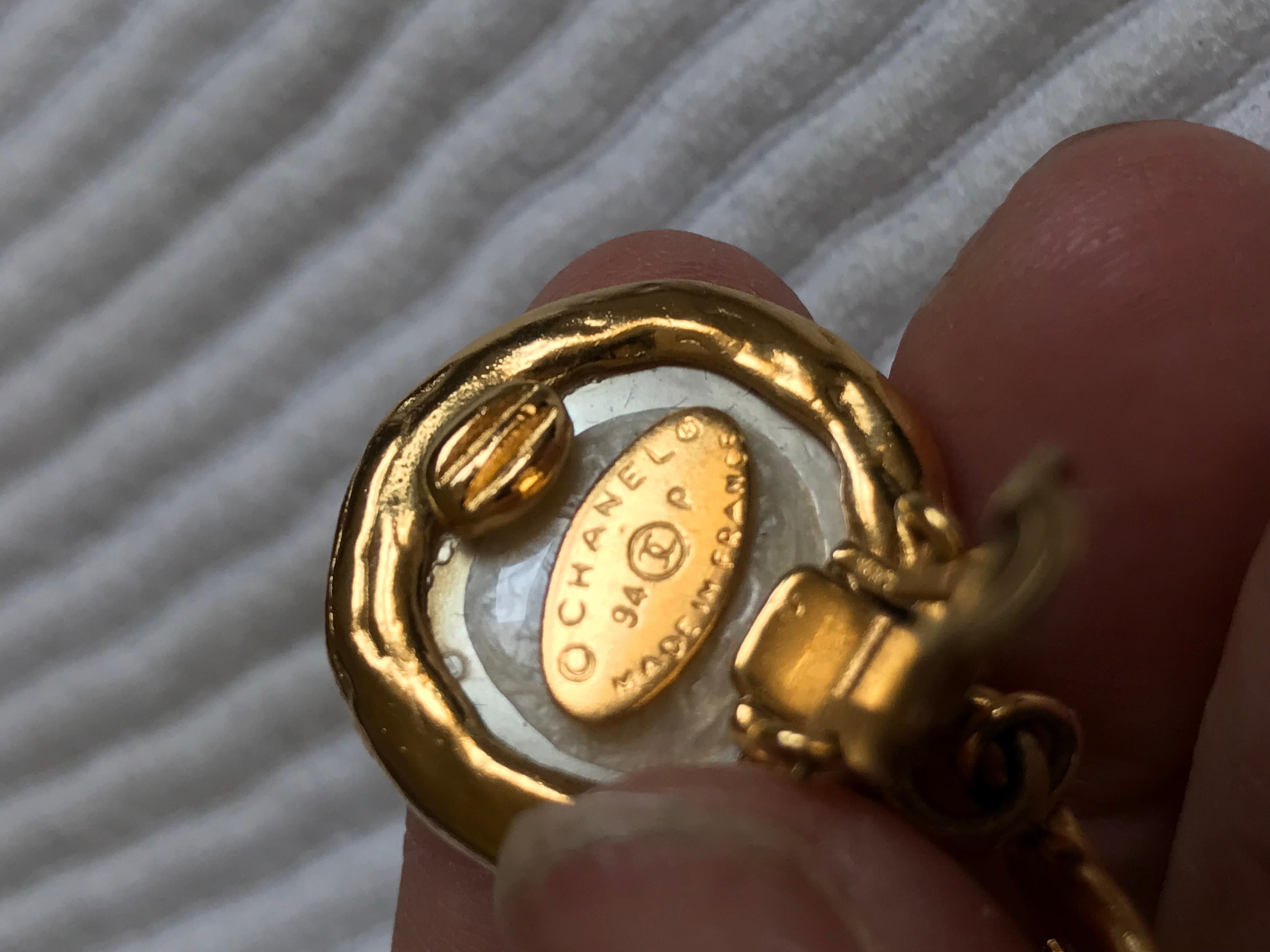 CHANEL Maxi pendientes logo CC PEARL en venta 3