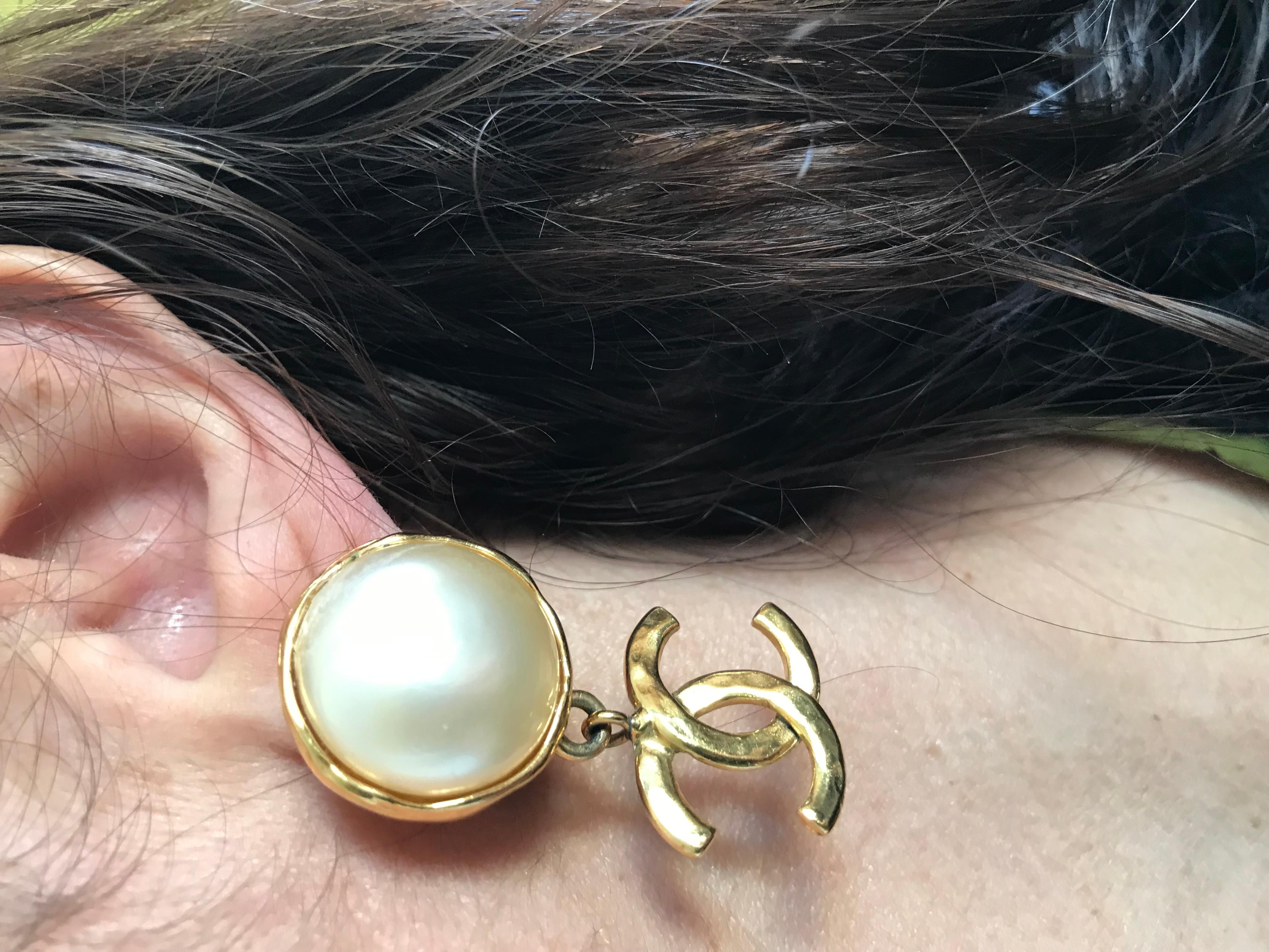 CHANEL Maxi pendientes logo CC PEARL en venta 4
