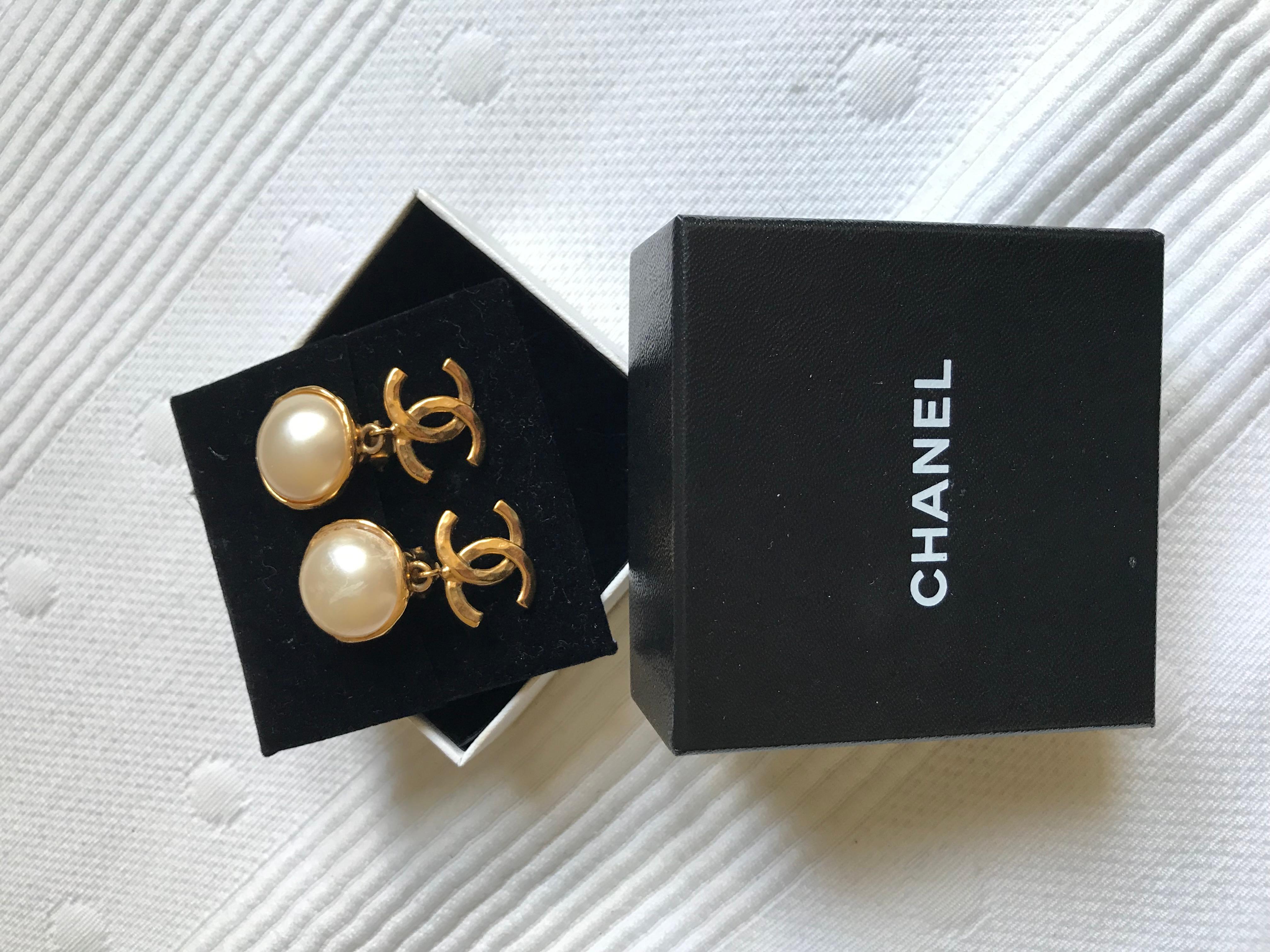 CHANEL Maxi pendientes logo CC PEARL en venta 5