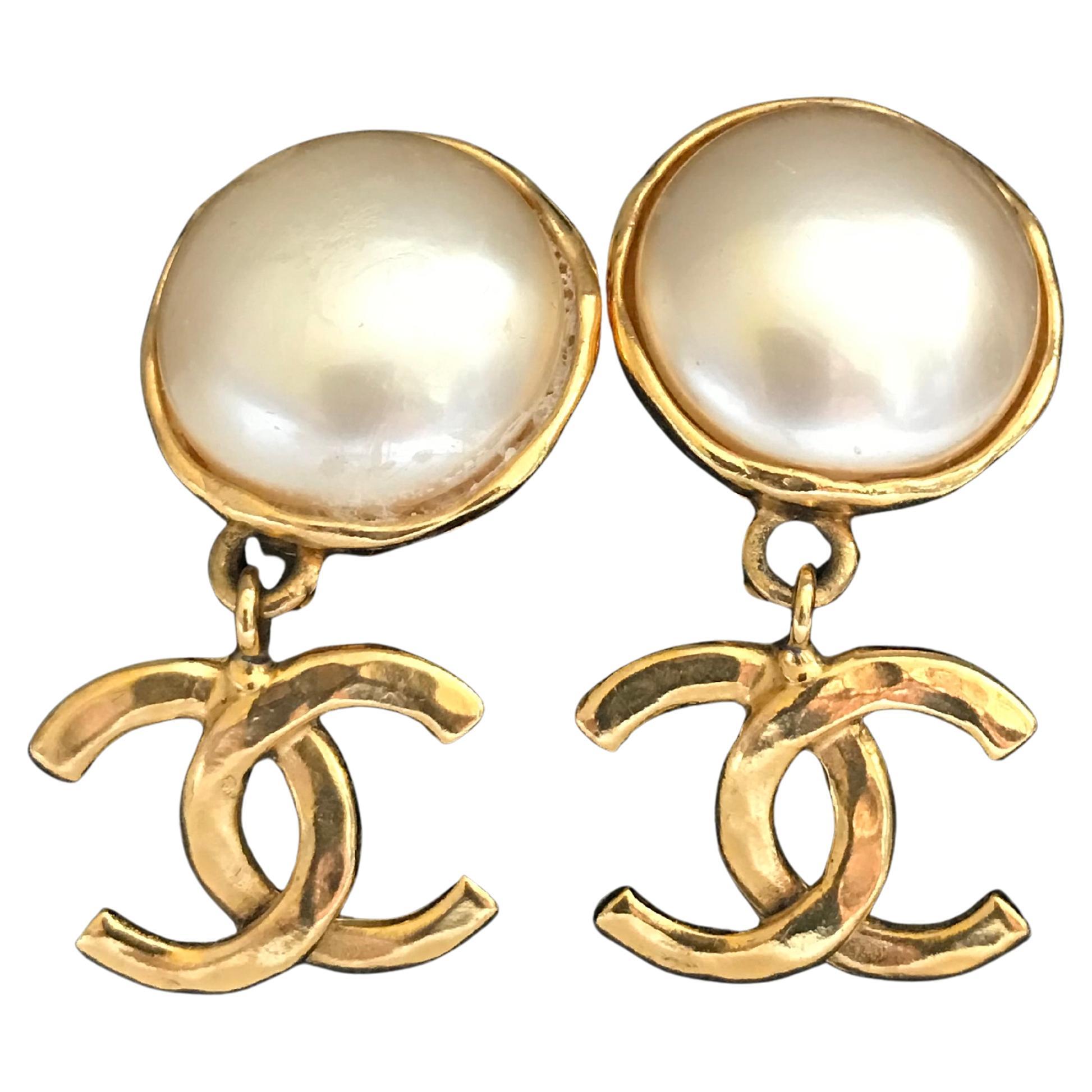 CHANEL Maxi pendientes logo CC PEARL en venta