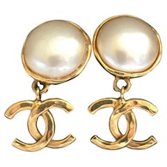 CHANEL Maxi pendientes logo CC PEARL