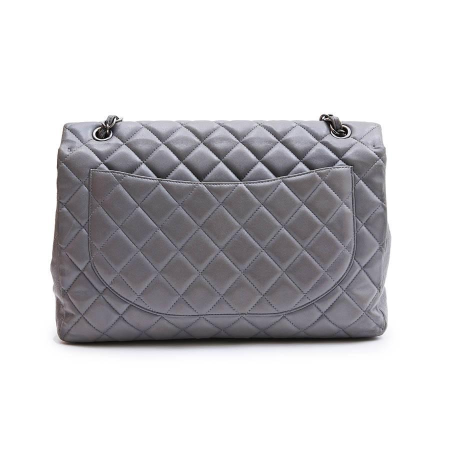CHANEL Maxi Jumbo Bag in Pearl Gray Quilted Leather In Good Condition In Paris, FR