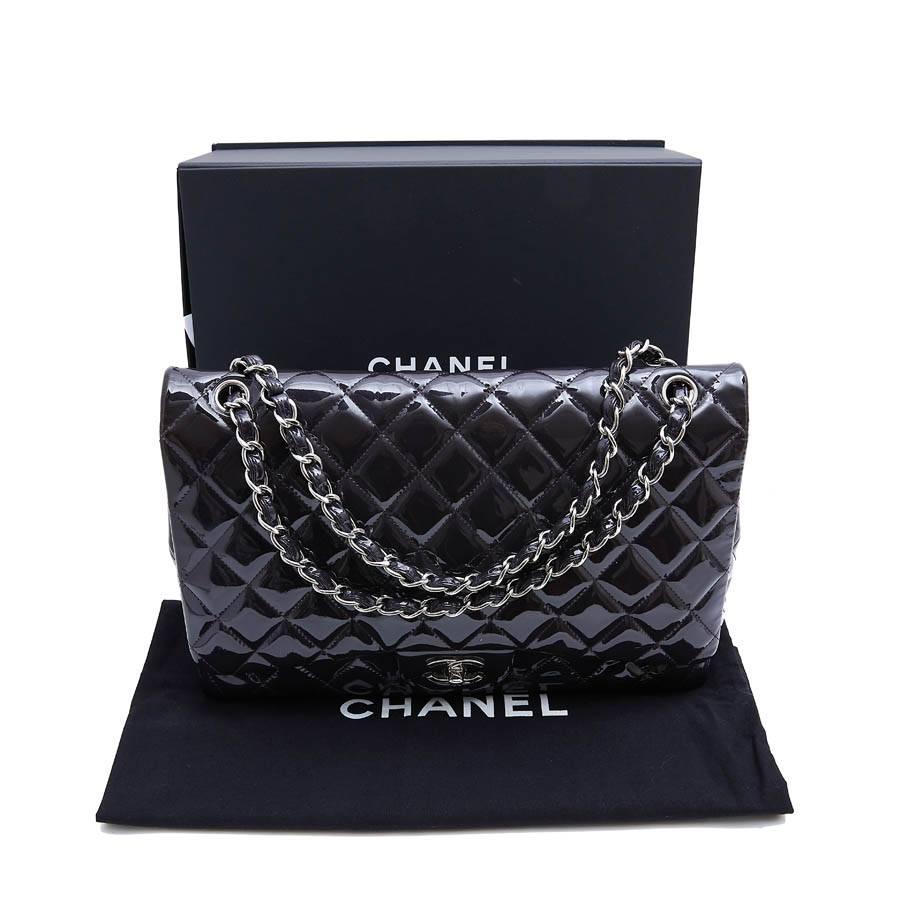 CHANEL Maxi Jumbo Bag in Purple Patent Leather In Good Condition In Paris, FR