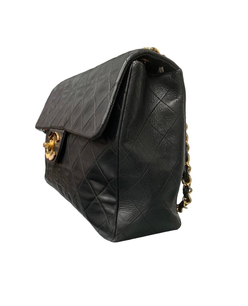 Chanel signed bag, Maxi Jumbo Vintage Big Logo model in black quilted leather with golden hardware.

It features an adjustable shoulder strap in gold-colored chain intertwined with a layer of black leather, to wear the bag on the shoulder or