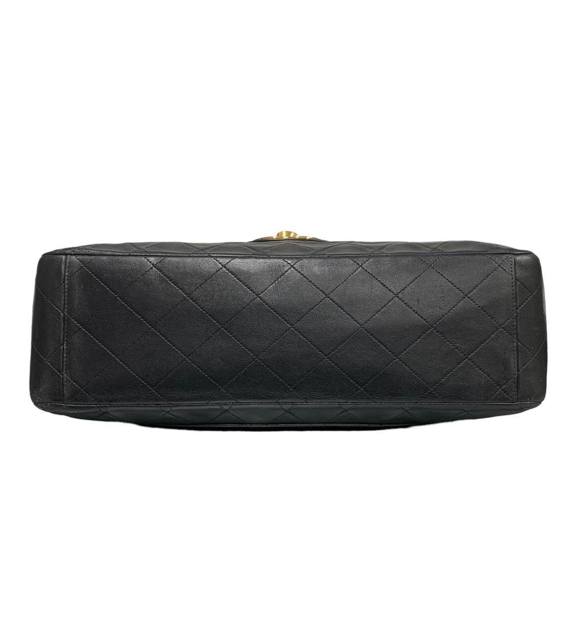 Chanel Maxi Jumbo Big Logo Black Shoulder Bag In Good Condition For Sale In Torre Del Greco, IT