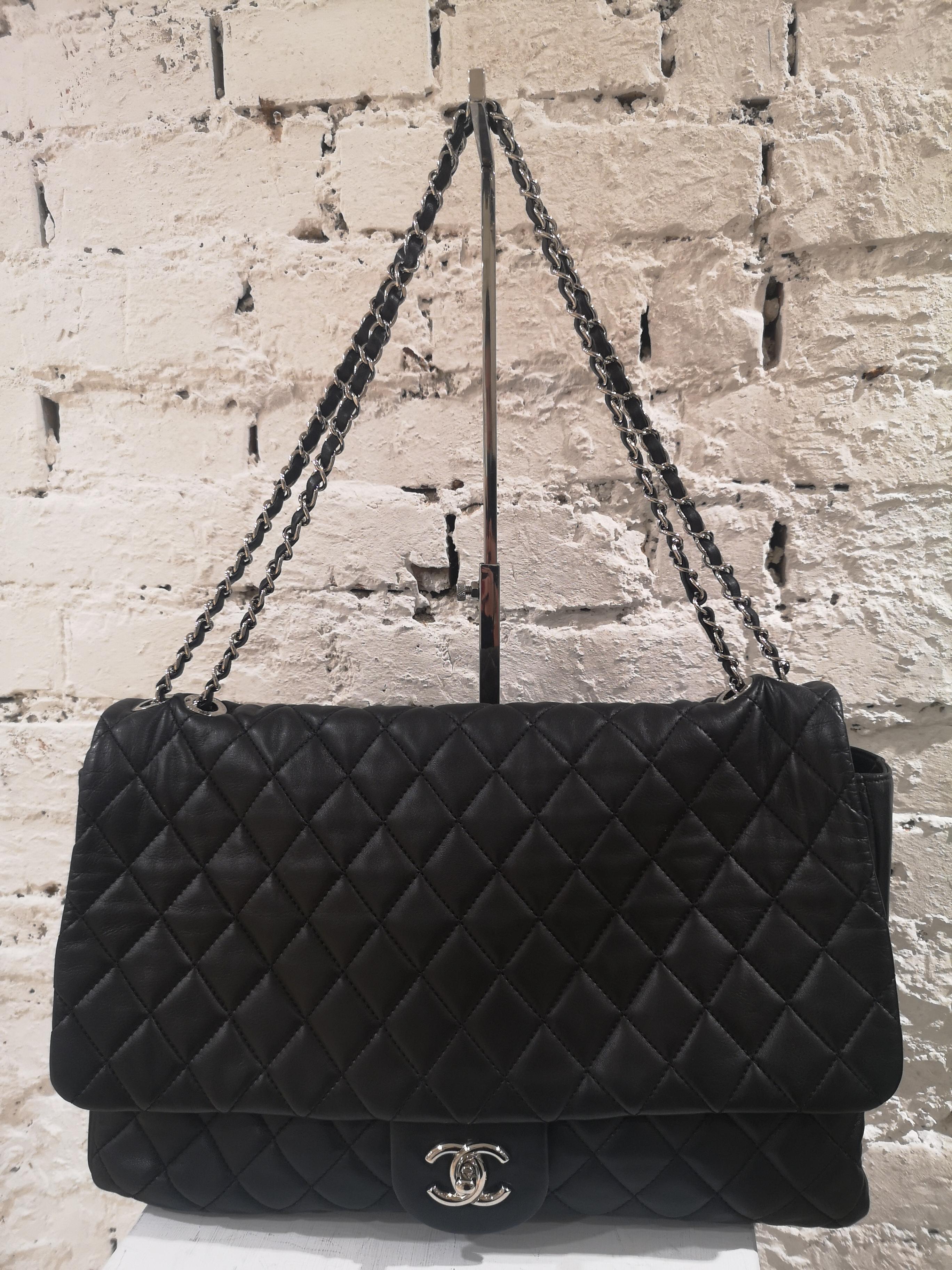 Chanel maxi jumbo black leather shoulder bag
Chanel black leather silver tone hardware CC logo on the front totally made in Italy shoulder bag, the back tasks comes with the cover rain guard
measurements: 28 * 38 cm * 10 cm depth