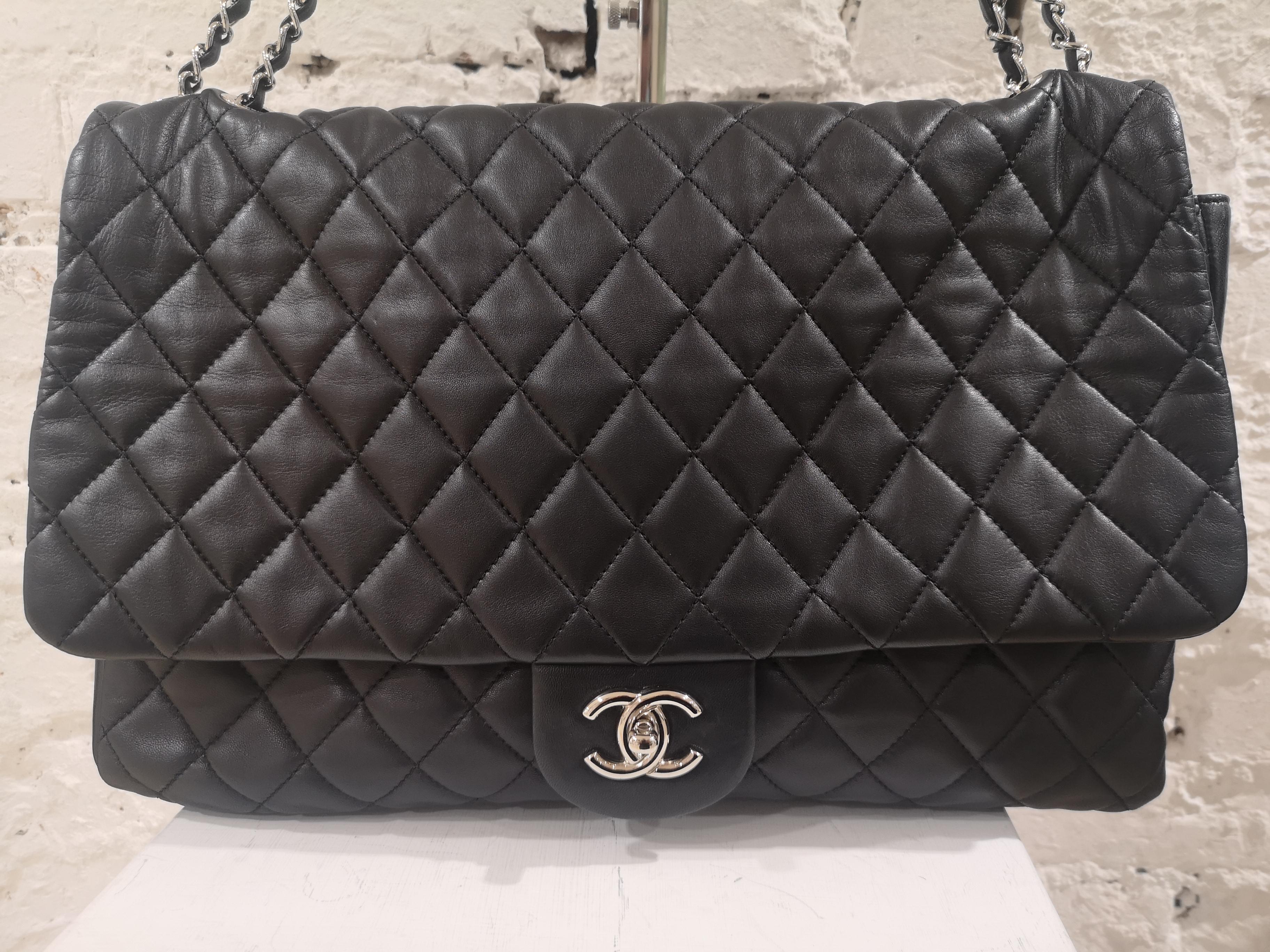 Chanel maxi jumbo black leather shoulder bag In Excellent Condition In Capri, IT