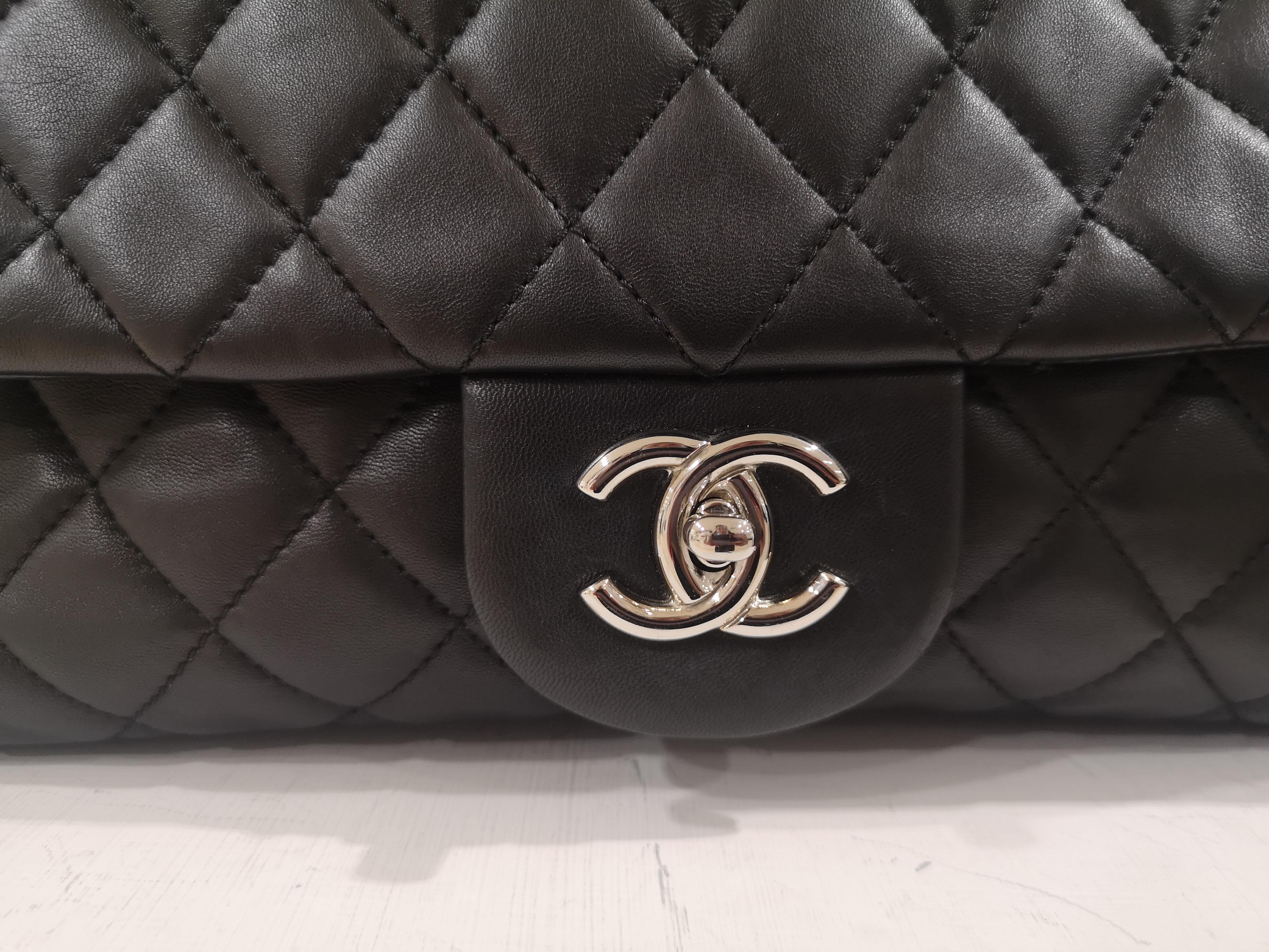 Women's or Men's Chanel maxi jumbo black leather shoulder bag