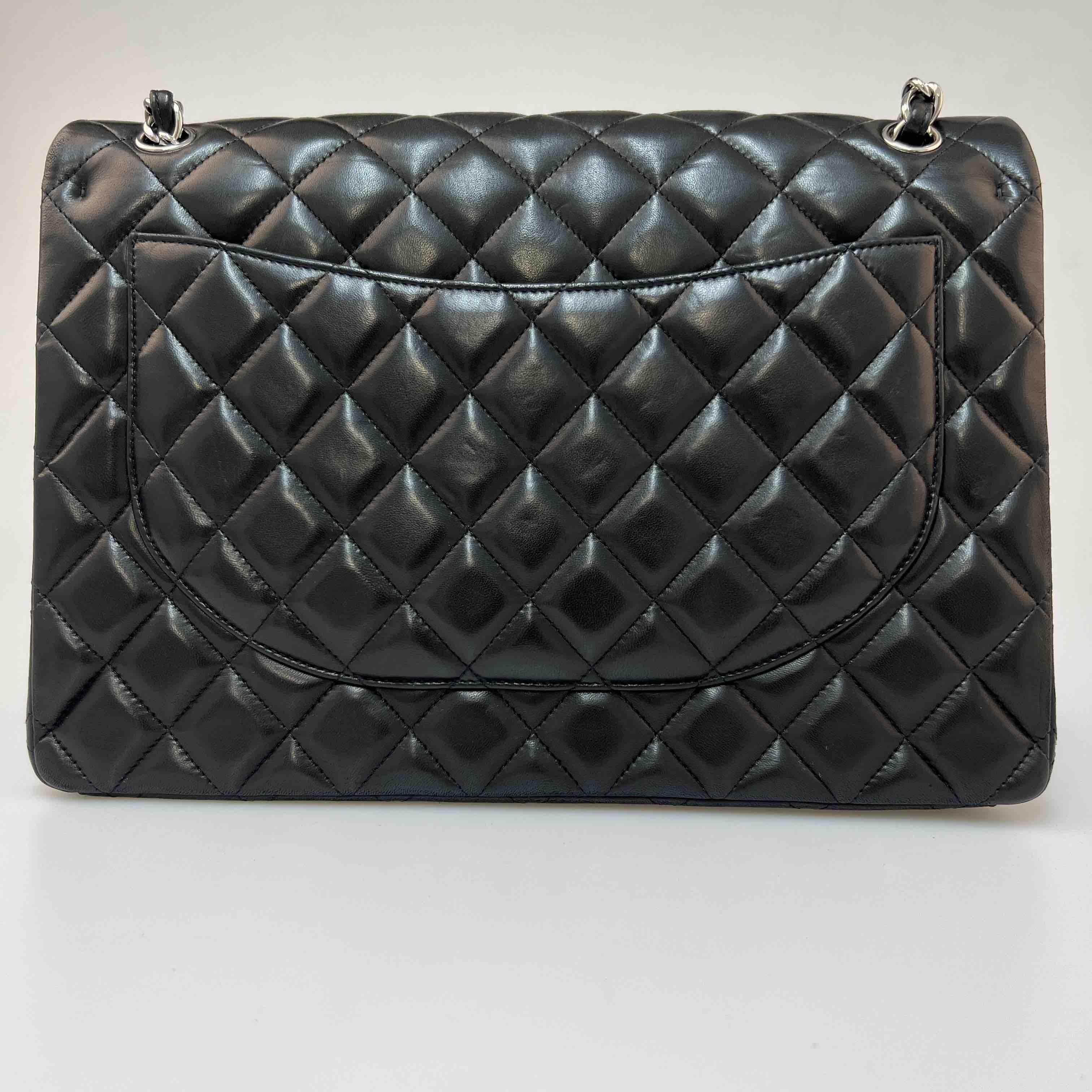 Maxi Jumbo CHANEL in black lamb leather. The hardware is in palladium-plated silver metal.
In very good condition
Country of manufacture: Italy
Dimensions: 33 × 23 × 10cm
Shoulder strap: single 128 cm, double 64 cm
Hologram: 1674 ….Authenticity