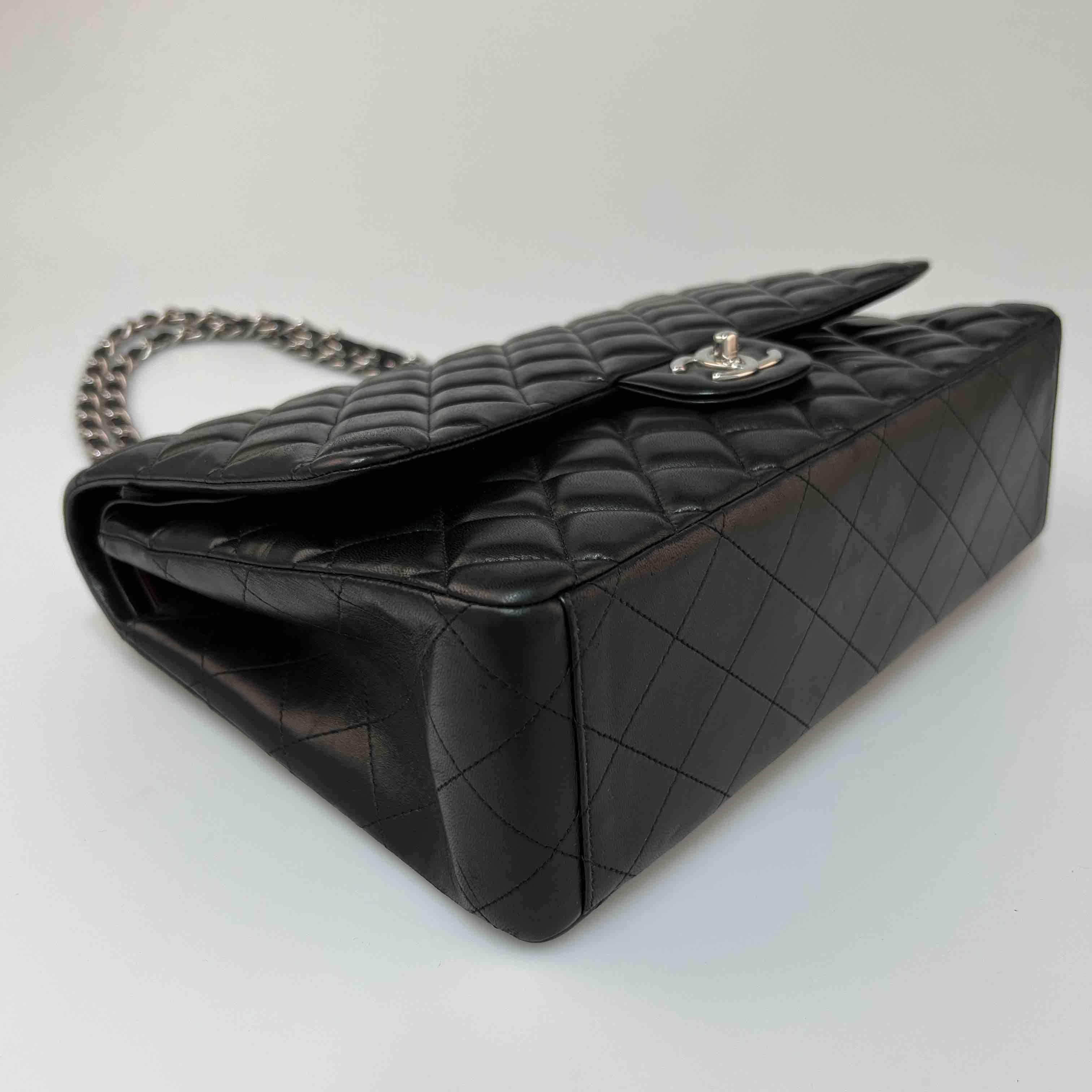 CHANEL Maxi Jumbo Handbag in Black Lamb Leather In Good Condition For Sale In Paris, FR