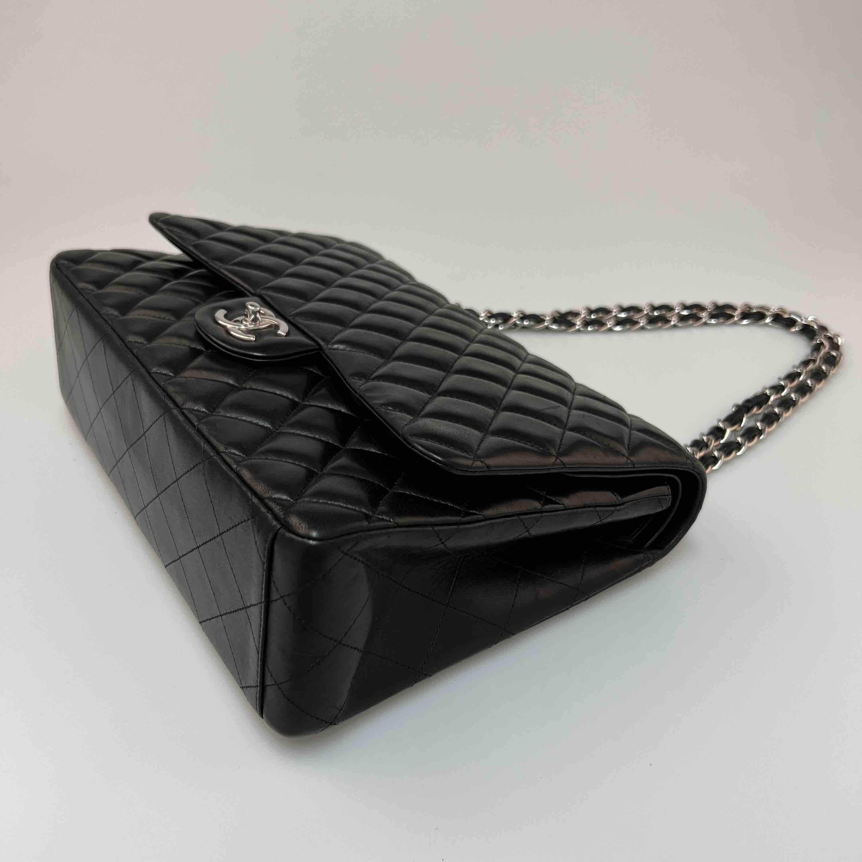 Women's CHANEL Maxi Jumbo Handbag in Black Lamb Leather For Sale