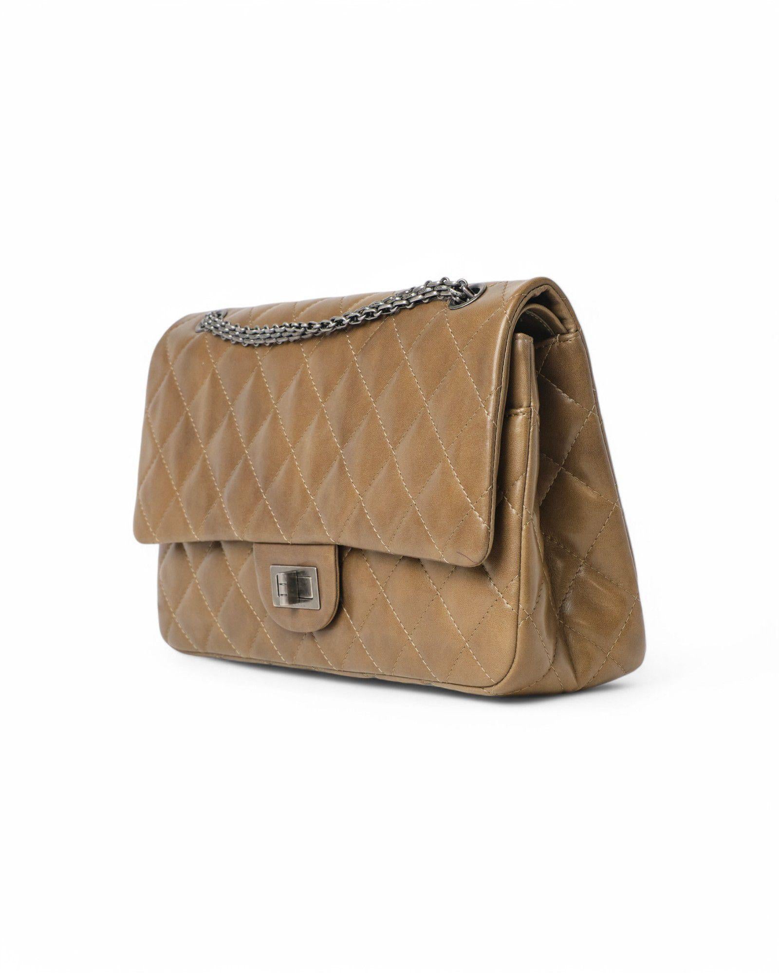 Chanel Maxi Jumbo Reissue Double-Flap Green In Excellent Condition For Sale In Torre Del Greco, IT
