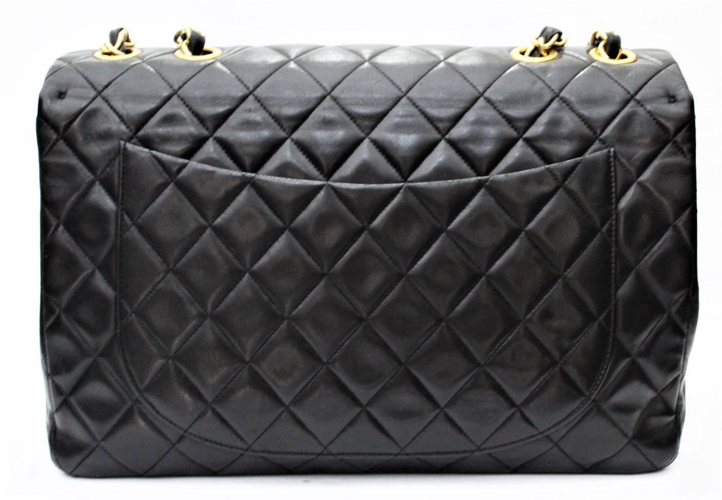  Chanel model Maxi Jumbo XL. This nineties jewel made with a very soft quilted lambskin. A characteristic of this bag is also the hardware that remains wet in 24-carat gold. It is definitely a timeless bag that is always in fashion but will always