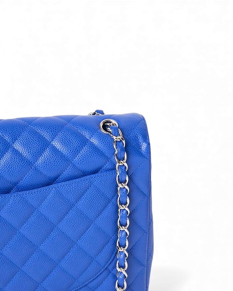 Chanel Maxi Jumbo Timeless Caviar Blu Elettrico en vente 5