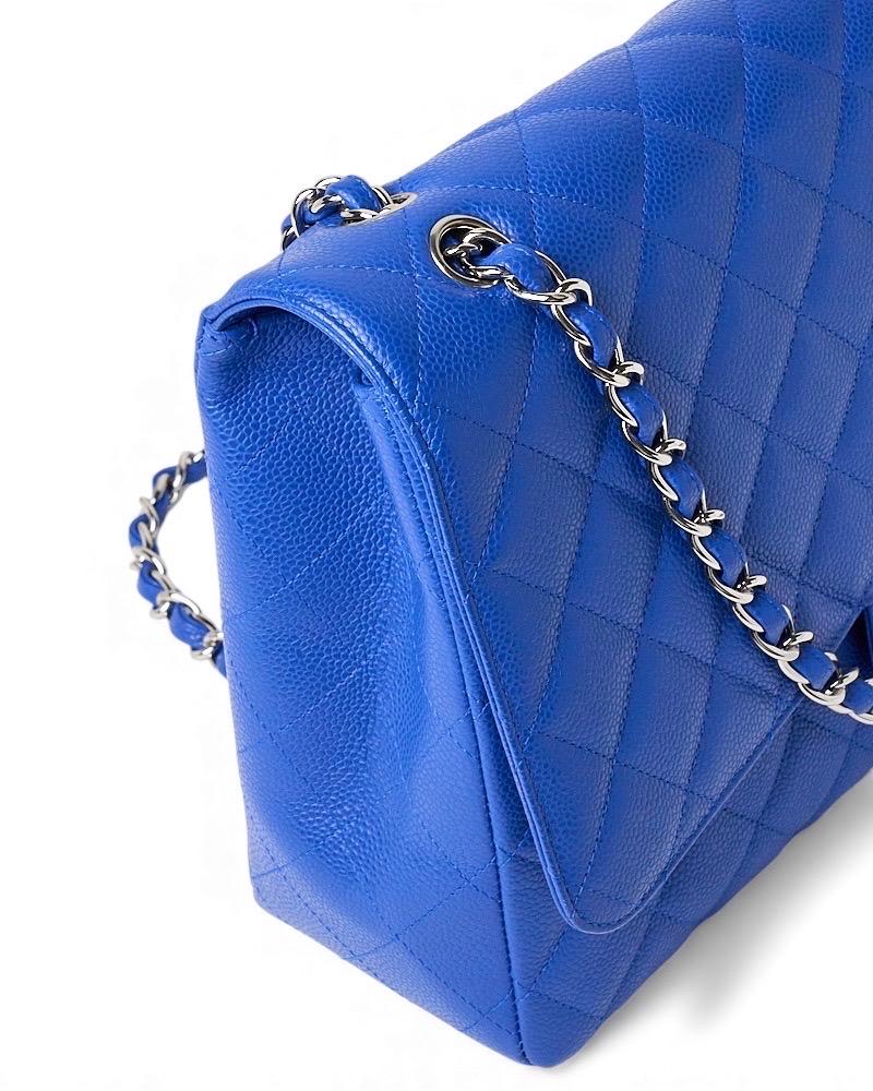 Chanel Maxi Jumbo Timeless Caviar Blu Elettrico en vente 9
