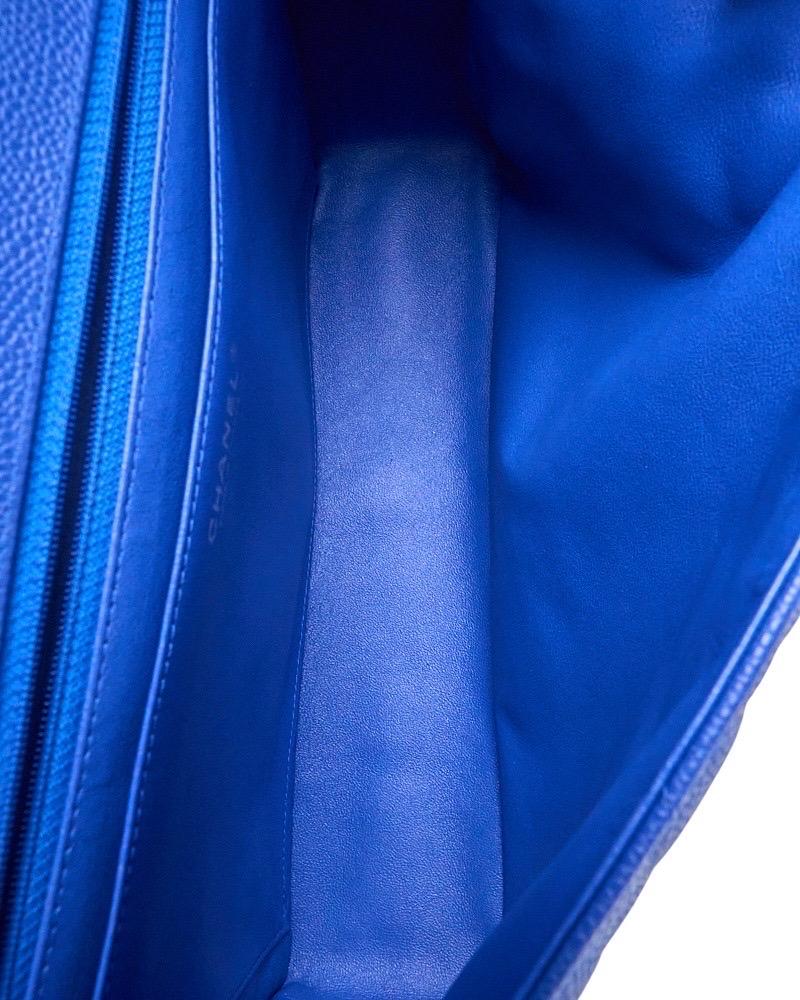 Chanel Maxi Jumbo Timeless Caviar Blu Elettrico en vente 10