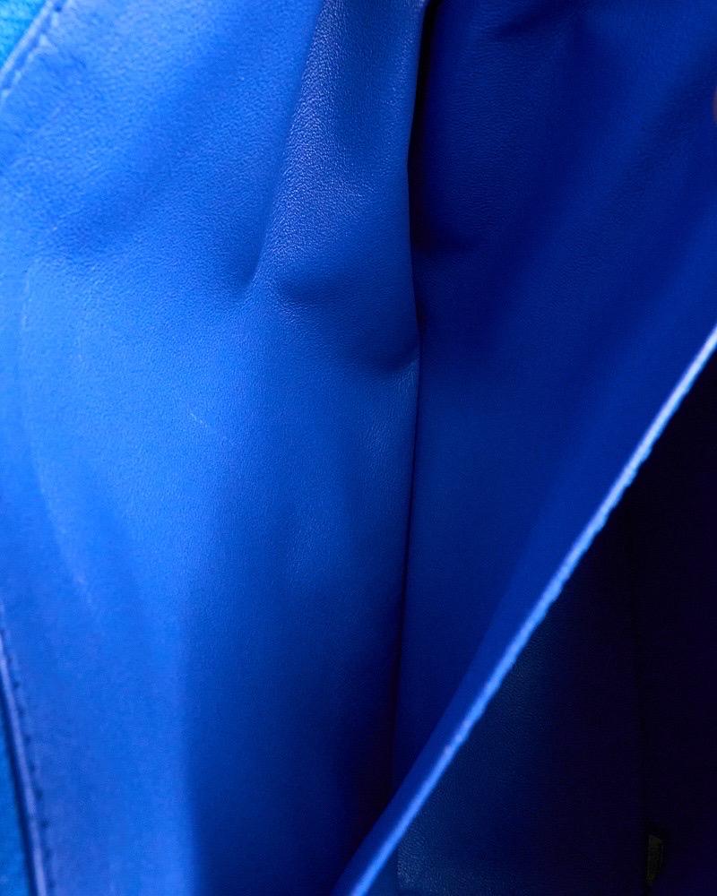 Chanel Maxi Jumbo Timeless Caviar Blu Elettrico en vente 11