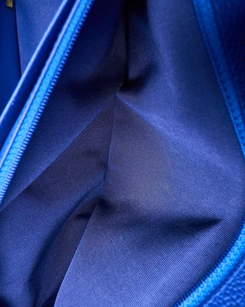 Chanel Maxi Jumbo Timeless Caviar Blu Elettrico en vente 12