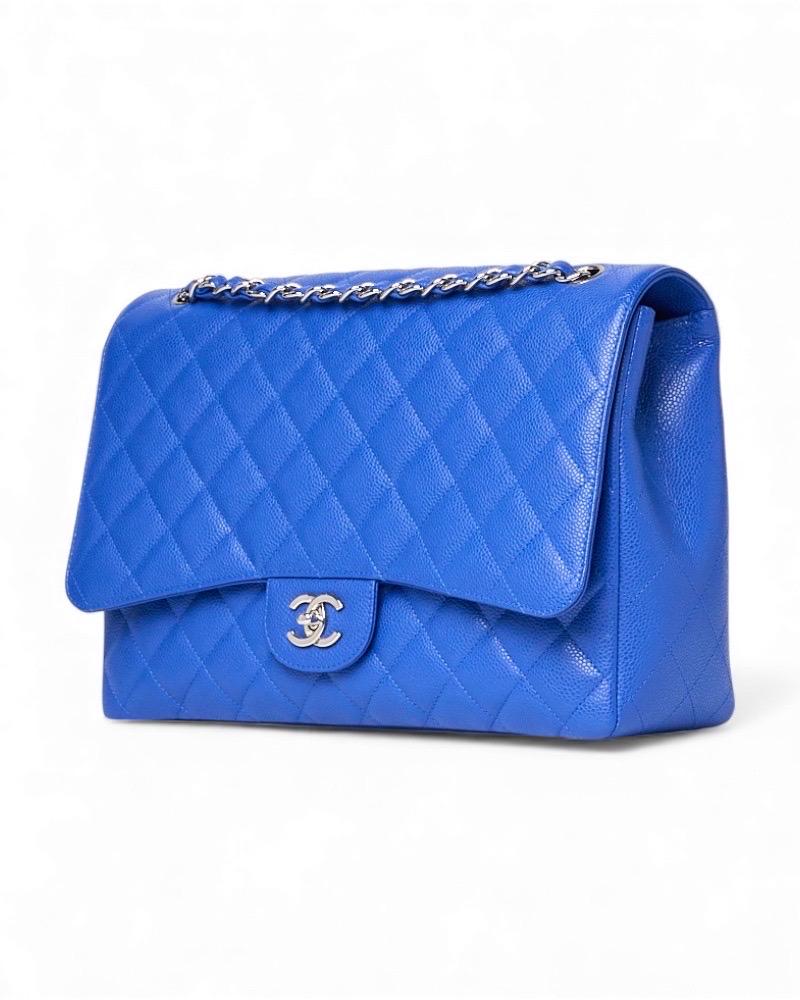 Borsa firmata Chanel, linea Timeless, misura maxi jumbo, realizzata in pelle caviar nella colorazione blu elettrico con hardware argento. Dotée d'une patte avec le logo classique de la marque 