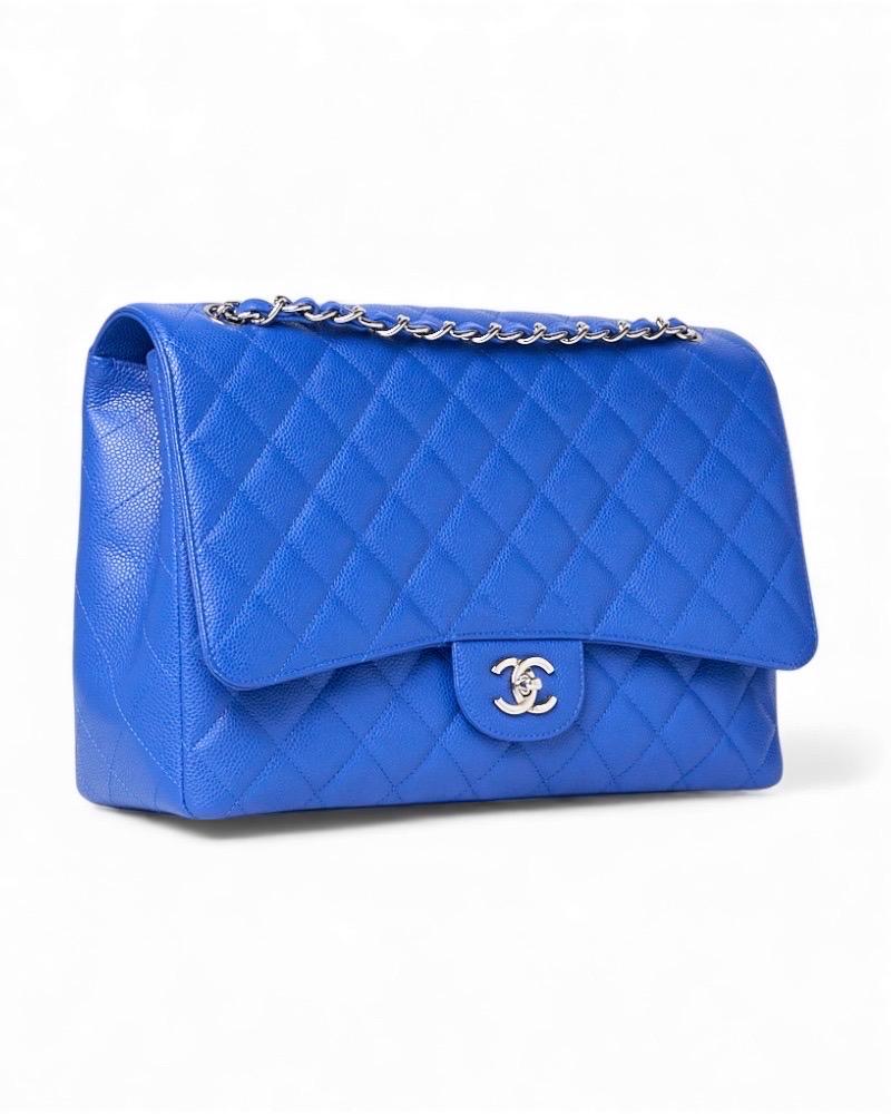 Bleu Chanel Maxi Jumbo Timeless Caviar Blu Elettrico en vente