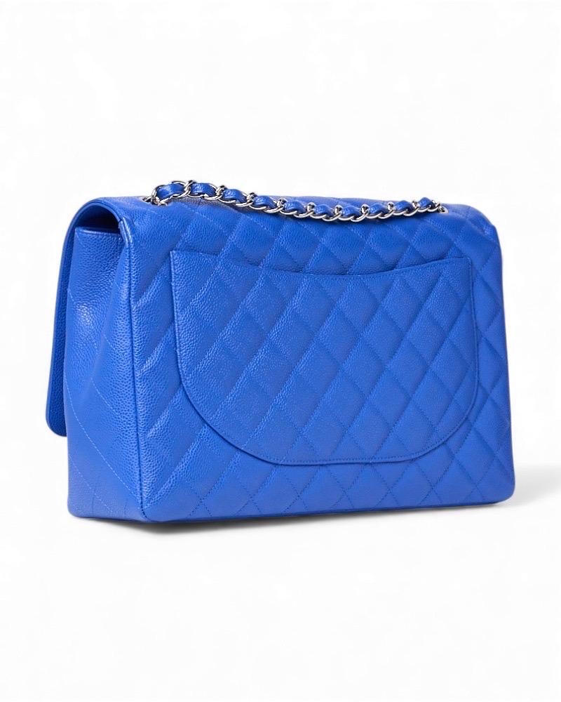 Chanel Maxi Jumbo Timeless Caviar Blu Elettrico Pour femmes en vente