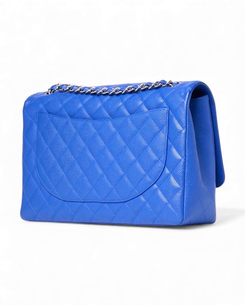 Chanel Maxi Jumbo Timeless Caviar Blu Elettrico en vente 1